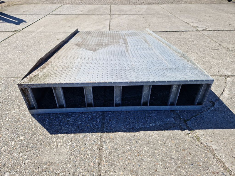 Diversen gegalvaniseerd zwaar uitgevoerd oprijplateau - Навесное оборудование: фото 4 Diversen gegalvaniseerd zwaar uitgevoerd oprijplateau - Навесное оборудование: фото 4