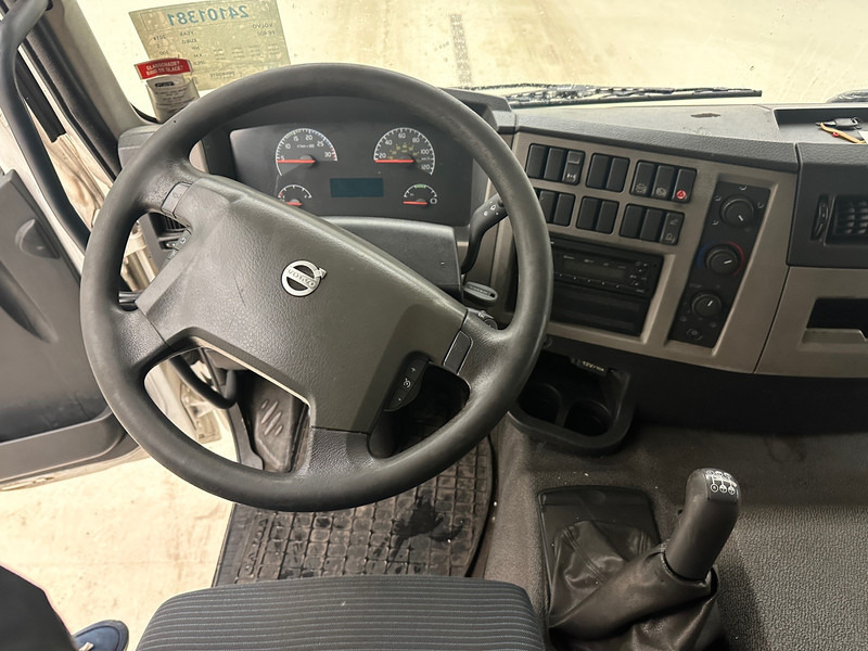 Тентованный грузовик Volvo FE 300 - 6x2: фото 8