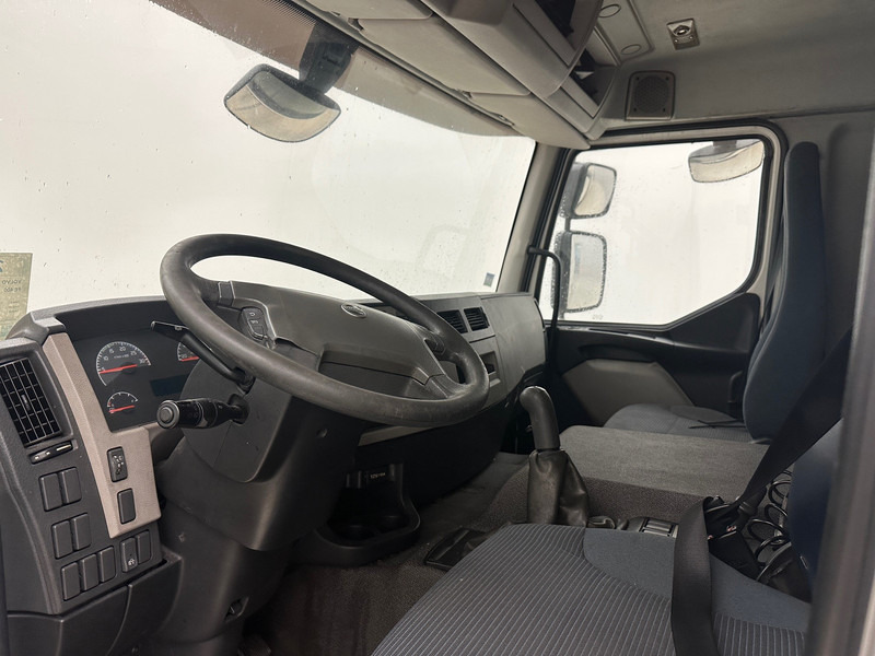 Тентованный грузовик Volvo FE 300 - 6x2: фото 9