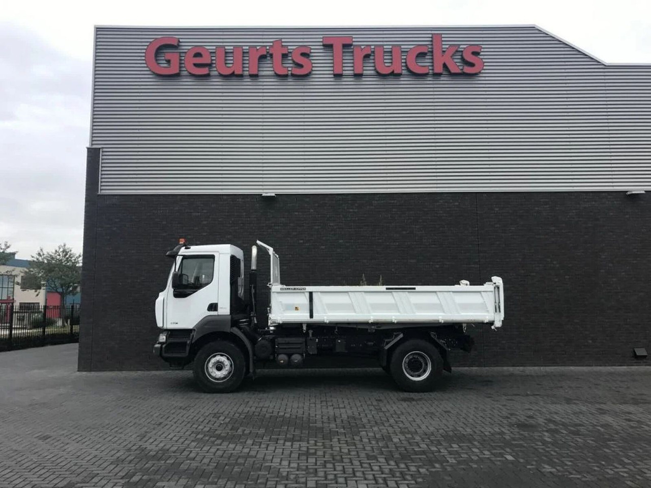 Renault Kerax 330 DXI 4X2 KIPPER/TIPPER ONLY 27.000 KM ! - Самосвал: фото 1 Renault Kerax 330 DXI 4X2 KIPPER/TIPPER ONLY 27.000 KM ! - Самосвал: фото 1