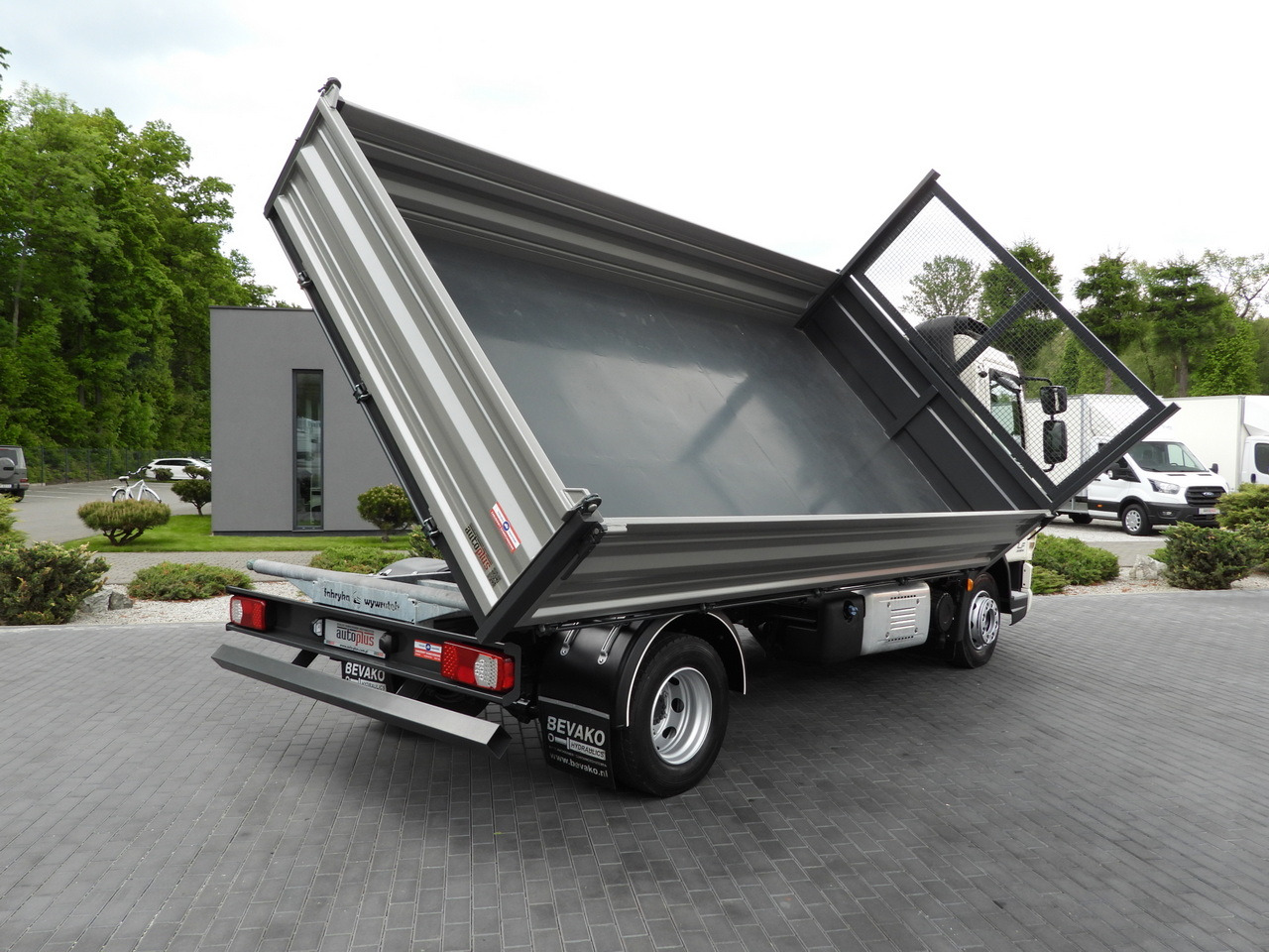 DAF LF 180 THREE-WAY TIPPER CRUISE CONTROL LED LIGHTS AUTOMATIC TRANSMISSION TWIN WHEELS AIR CONDITIONING 180HP - Самосвал: фото 3 DAF LF 180 THREE-WAY TIPPER CRUISE CONTROL LED LIGHTS AUTOMATIC TRANSMISSION TWIN WHEELS AIR CONDITIONING 180HP - Самосвал: фото 3