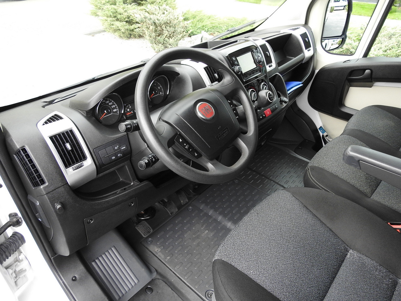 FIAT DUCATO BOX LIFT 8 PALLETS CRUISE CONTROL NAVIGATION AIR CONDITIONING LED LIGHTS 130HP - Фургон с закрытым кузовом: фото 2 FIAT DUCATO BOX LIFT 8 PALLETS CRUISE CONTROL NAVIGATION AIR CONDITIONING LED LIGHTS 130HP - Фургон с закрытым кузовом: фото 2