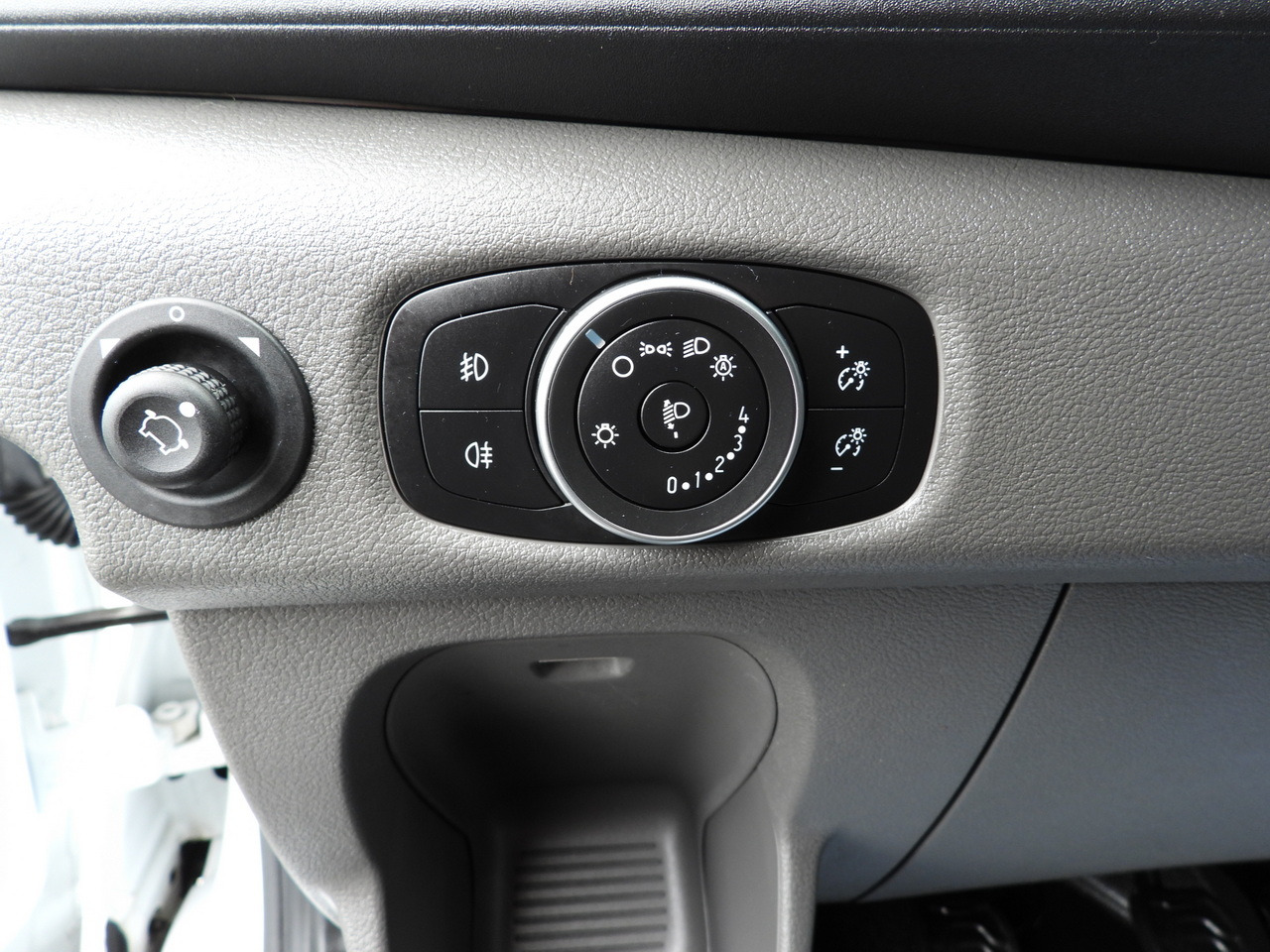 Фургон с закрытым кузовом FORD TRANSIT BOX 8 PALLETS CRUISE CONTROL AIR CONDITIONING 130HP: фото 27 Фургон с закрытым кузовом FORD TRANSIT BOX 8 PALLETS CRUISE CONTROL AIR CONDITIONING 130HP: фото 27