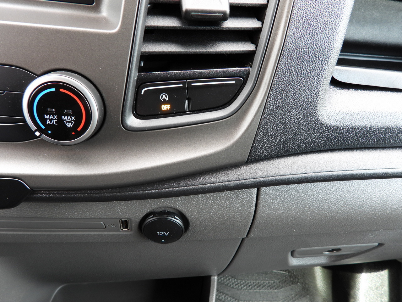 Фургон с закрытым кузовом FORD TRANSIT BOX 8 PALLETS CRUISE CONTROL AIR CONDITIONING 130HP: фото 37 Фургон с закрытым кузовом FORD TRANSIT BOX 8 PALLETS CRUISE CONTROL AIR CONDITIONING 130HP: фото 37