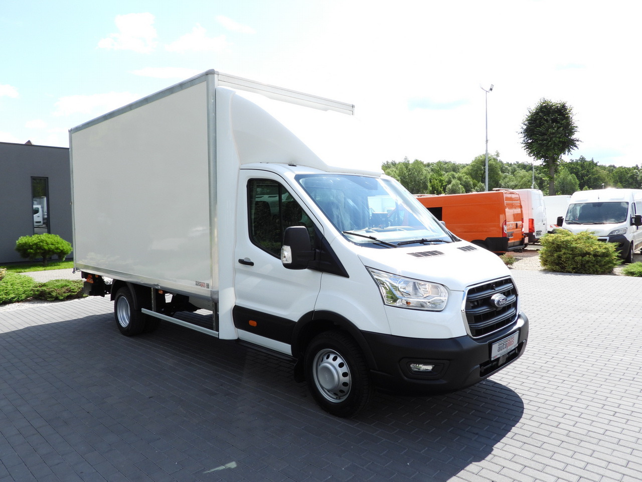 FORD TRANSIT BOX LIFT 8 PALLETS CRUISE CONTROL LED LIGHTS TWIN WHEELS AIR CONDITIONING 130HP - Фургон с закрытым кузовом: фото 4 FORD TRANSIT BOX LIFT 8 PALLETS CRUISE CONTROL LED LIGHTS TWIN WHEELS AIR CONDITIONING 130HP - Фургон с закрытым кузовом: фото 4