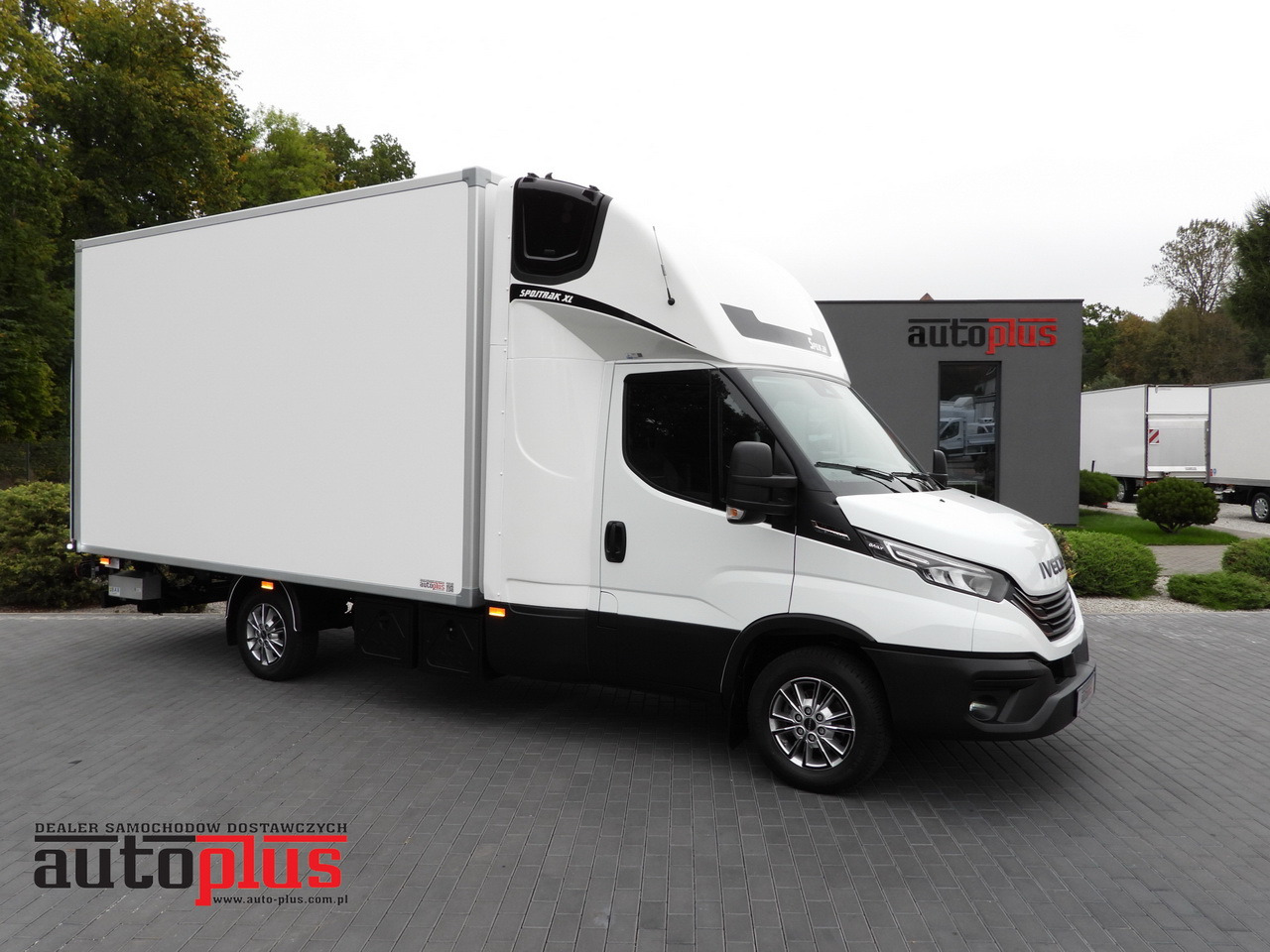 IVECO DAILY 35S18 BOX HI-MATIC LIFT 8 PALLETS CRUISE CONTROL NAVIGATION LED LIGHTS PNEUMATICS AUTOMATIC TRANSMISSION HI-MATIC AIR CONDITIONING  180HP - Фургон-рефрижератор: фото 1 IVECO DAILY 35S18 BOX HI-MATIC LIFT 8 PALLETS CRUISE CONTROL NAVIGATION LED LIGHTS PNEUMATICS AUTOMATIC TRANSMISSION HI-MATIC AIR CONDITIONING  180HP - Фургон-рефрижератор: фото 1