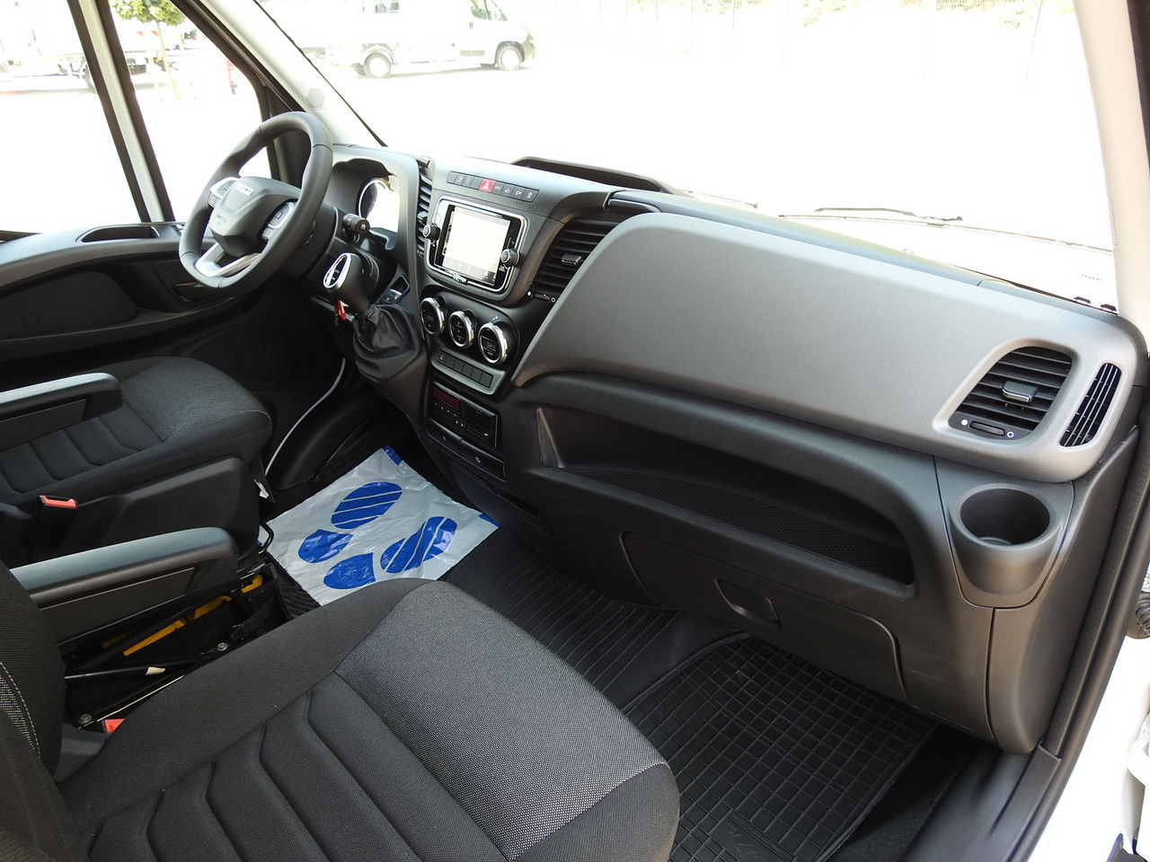 Новый Тентованный фургон IVECO DAILY 35S18 NEW TARPAULIN 8 PALLETS CRUISE CONTROL NAVIGATION LED LIGHTS AUTOMATIC TRANSMISSION HI-MATIC MANUFACTURERS WARRANTY 180HP: фото 48 Новый Тентованный фургон IVECO DAILY 35S18 NEW TARPAULIN 8 PALLETS CRUISE CONTROL NAVIGATION LED LIGHTS AUTOMATIC TRANSMISSION HI-MATIC MANUFACTURERS WARRANTY 180HP: фото 48