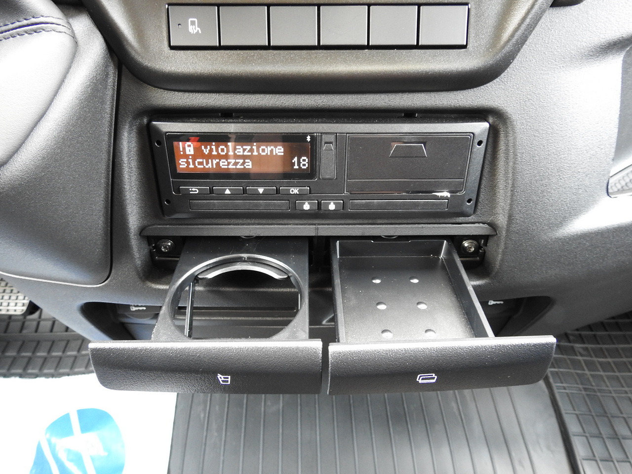 Новый Тентованный фургон IVECO DAILY 35S18 NEW TARPAULIN 8 PALLETS CRUISE CONTROL NAVIGATION LED LIGHTS AUTOMATIC TRANSMISSION HI-MATIC MANUFACTURERS WARRANTY 180HP: фото 46 Новый Тентованный фургон IVECO DAILY 35S18 NEW TARPAULIN 8 PALLETS CRUISE CONTROL NAVIGATION LED LIGHTS AUTOMATIC TRANSMISSION HI-MATIC MANUFACTURERS WARRANTY 180HP: фото 46