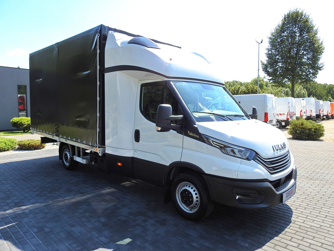 IVECO DAILY 35S18 NEW TARPAULIN 8 PALLETS CRUISE CONTROL NAVIGATION LED LIGHTS AUTOMATIC TRANSMISSION HI-MATIC MANUFACTURERS WARRANTY 180HP - Тентованный фургон: фото 4 IVECO DAILY 35S18 NEW TARPAULIN 8 PALLETS CRUISE CONTROL NAVIGATION LED LIGHTS AUTOMATIC TRANSMISSION HI-MATIC MANUFACTURERS WARRANTY 180HP - Тентованный фургон: фото 4