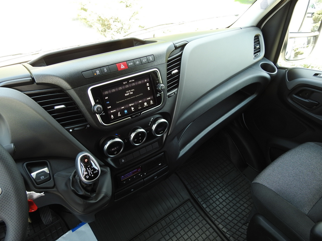 Новый Тентованный фургон IVECO DAILY 35S18 NEW TARPAULIN 8 PALLETS CRUISE CONTROL NAVIGATION LED LIGHTS AUTOMATIC TRANSMISSION HI-MATIC MANUFACTURERS WARRANTY 180HP: фото 39 Новый Тентованный фургон IVECO DAILY 35S18 NEW TARPAULIN 8 PALLETS CRUISE CONTROL NAVIGATION LED LIGHTS AUTOMATIC TRANSMISSION HI-MATIC MANUFACTURERS WARRANTY 180HP: фото 39