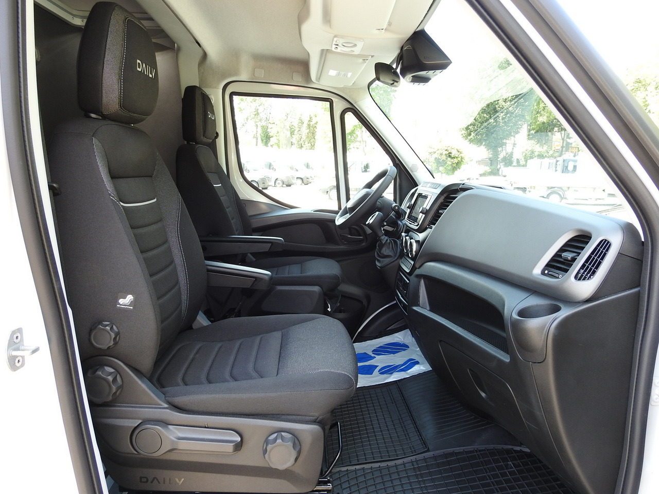 Новый Тентованный фургон IVECO DAILY 35S18 NEW TARPAULIN 8 PALLETS CRUISE CONTROL NAVIGATION LED LIGHTS AUTOMATIC TRANSMISSION HI-MATIC MANUFACTURERS WARRANTY 180HP: фото 47 Новый Тентованный фургон IVECO DAILY 35S18 NEW TARPAULIN 8 PALLETS CRUISE CONTROL NAVIGATION LED LIGHTS AUTOMATIC TRANSMISSION HI-MATIC MANUFACTURERS WARRANTY 180HP: фото 47