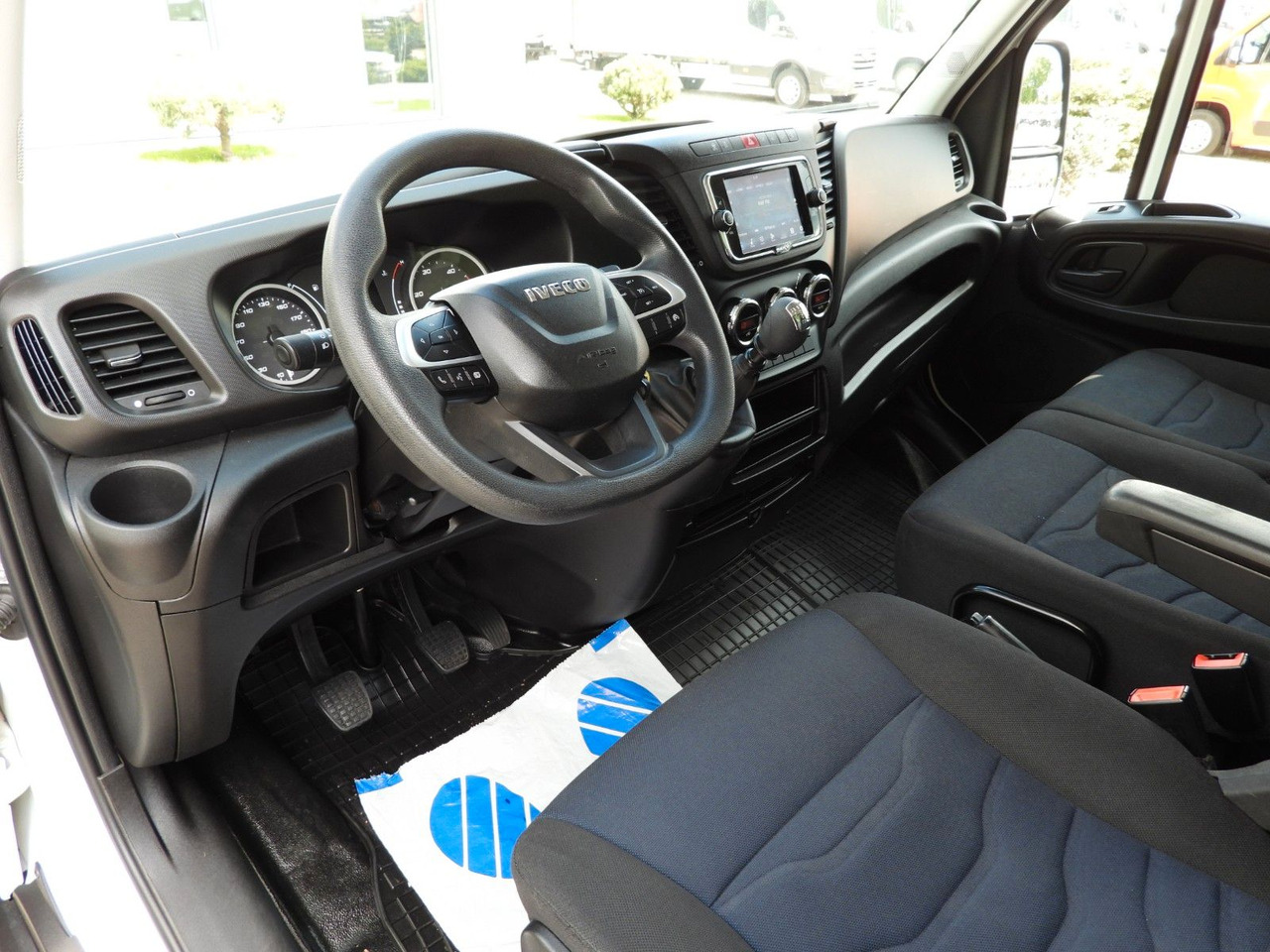 Iveco DAILY 35C16 KOFFER AUFZUG 8 PALETTEN TEMPOMAT Iveco DAILY 35C16 KOFFER AUFZUG 8 PALETTEN TEMPOMAT - Фургон с закрытым кузовом: фото 2 Iveco DAILY 35C16 KOFFER AUFZUG 8 PALETTEN TEMPOMAT Iveco DAILY 35C16 KOFFER AUFZUG 8 PALETTEN TEMPOMAT - Фургон с закрытым кузовом: фото 2