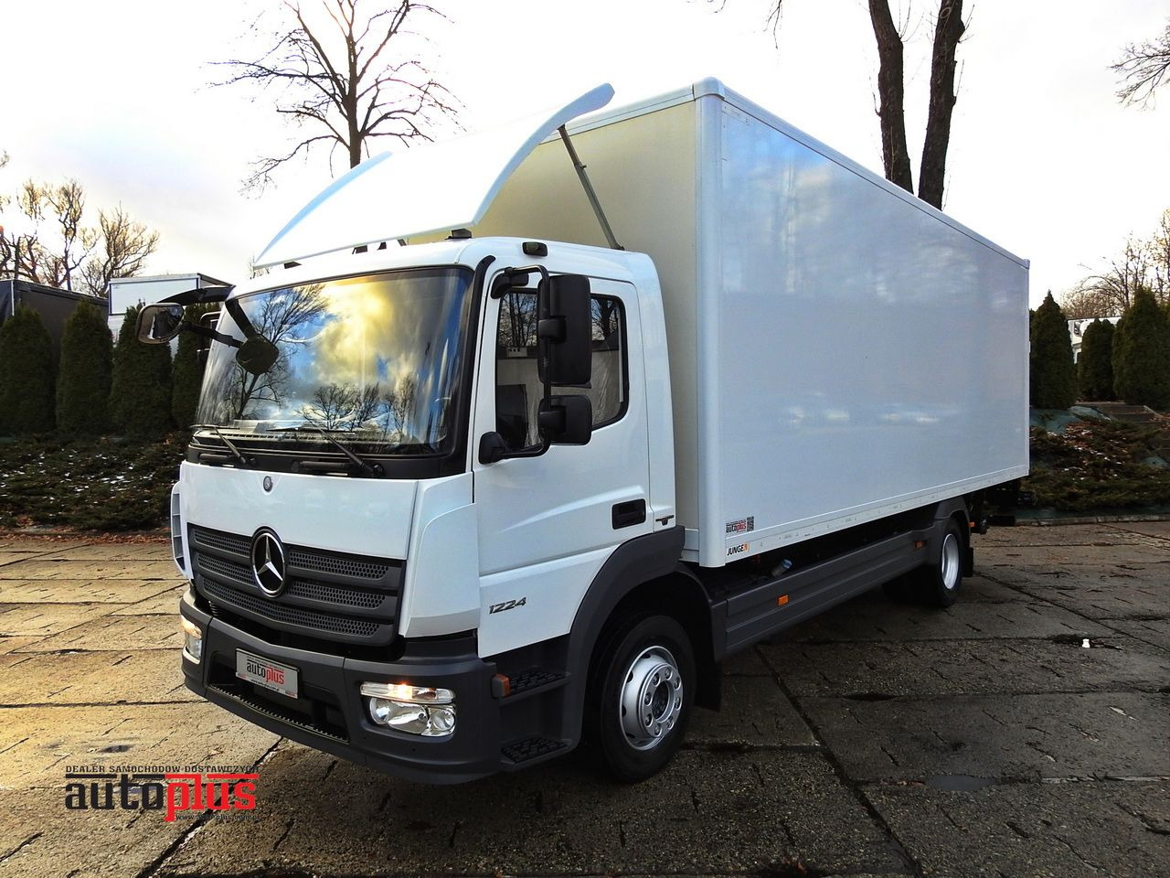 MERCEDES ATEGO 12.24 BOX LIFT 18 PALLETS CRUISE CONTROL AUTOMATIC TRANSMISSION TWIN WHEELS AIR CONDITIONING 240HP - Фургон с закрытым кузовом: фото 1 MERCEDES ATEGO 12.24 BOX LIFT 18 PALLETS CRUISE CONTROL AUTOMATIC TRANSMISSION TWIN WHEELS AIR CONDITIONING 240HP - Фургон с закрытым кузовом: фото 1
