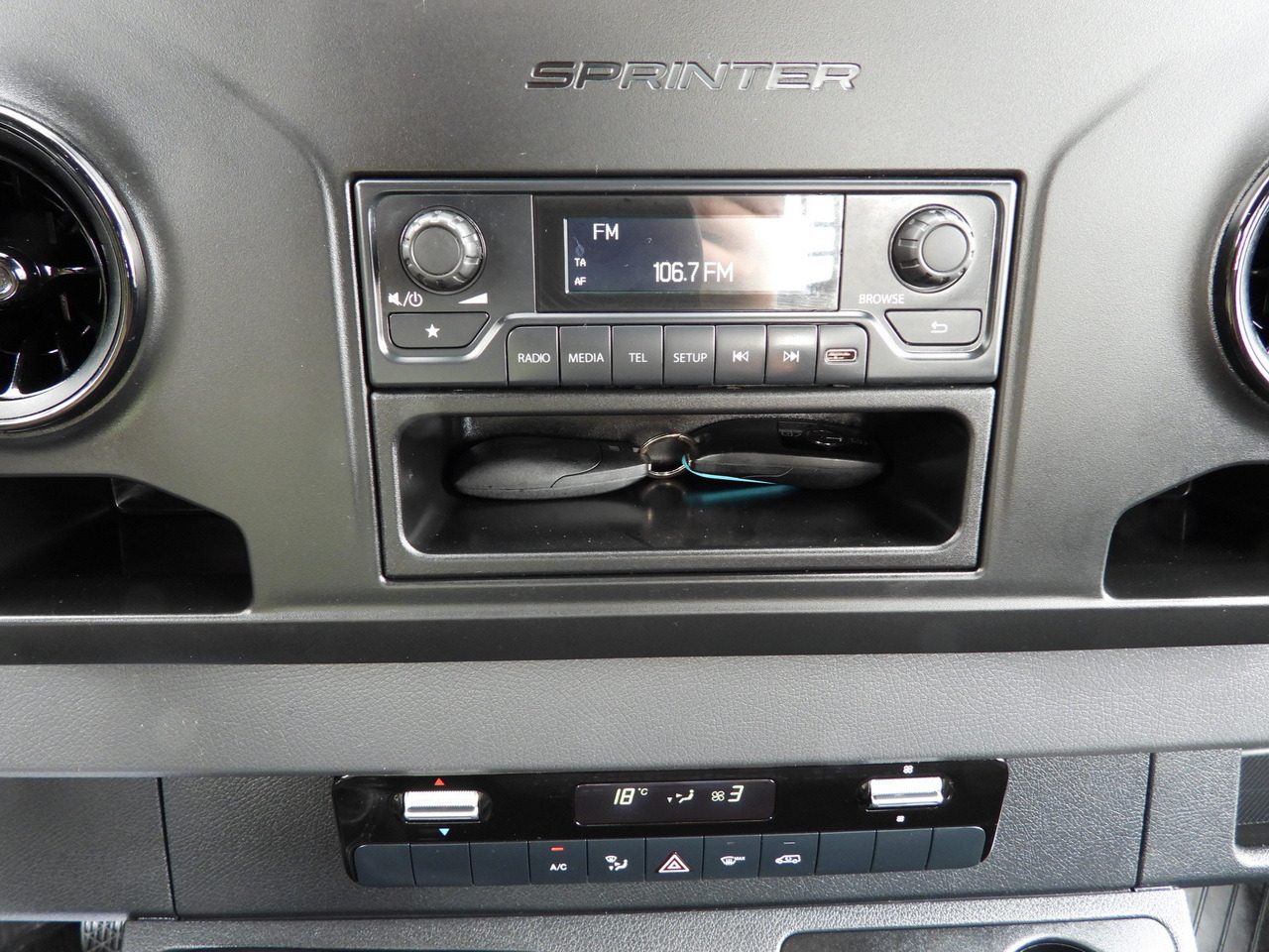 Малотоннажный бортовой грузовик MERCEDES SPRINTER 315 STAKE BODY 8 PALLETS CRUISE CONTROL AIR CONDITIONING 150HP: фото 34 Малотоннажный бортовой грузовик MERCEDES SPRINTER 315 STAKE BODY 8 PALLETS CRUISE CONTROL AIR CONDITIONING 150HP: фото 34