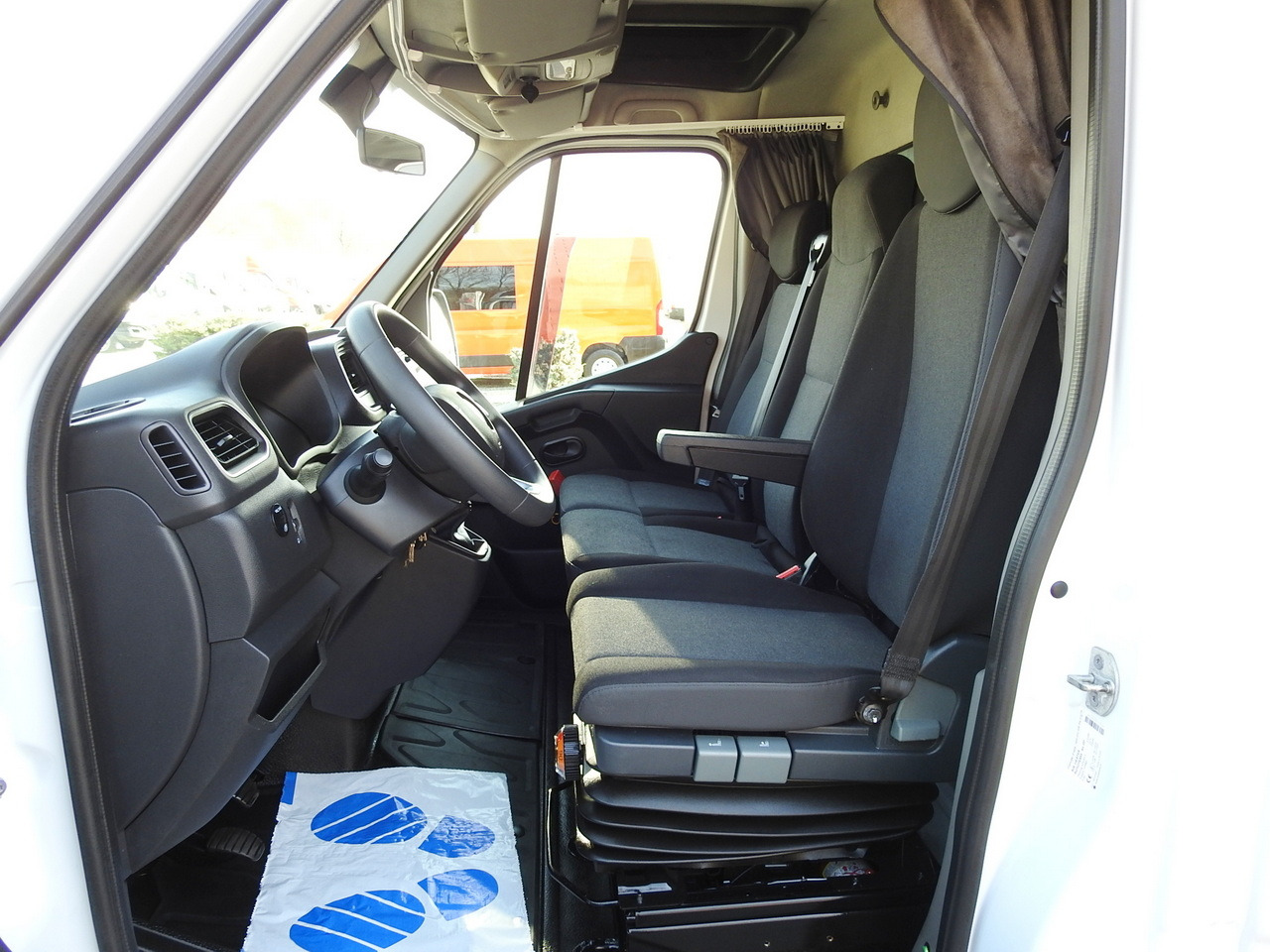 RENAULT MASTER  TARPAULIN 10 PALLETS WEBASTO CRUISE CONTROL LED LIGHTS PNEUMATICS AIR CONDITIONING  165HP в лизинг RENAULT MASTER  TARPAULIN 10 PALLETS WEBASTO CRUISE CONTROL LED LIGHTS PNEUMATICS AIR CONDITIONING  165HP: фото 27