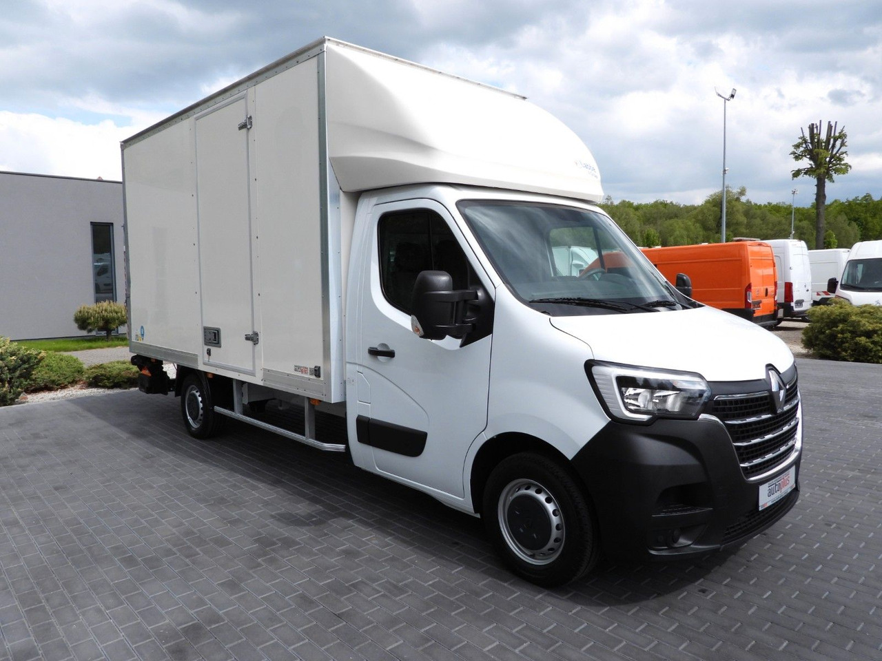 Renault MASTER KOFFER AUFZUG 8 PALETTEN TEMPOMAT A/C LED Renault MASTER KOFFER AUFZUG 8 PALETTEN TEMPOMAT A/C LED - Фургон с закрытым кузовом: фото 4 Renault MASTER KOFFER AUFZUG 8 PALETTEN TEMPOMAT A/C LED Renault MASTER KOFFER AUFZUG 8 PALETTEN TEMPOMAT A/C LED - Фургон с закрытым кузовом: фото 4