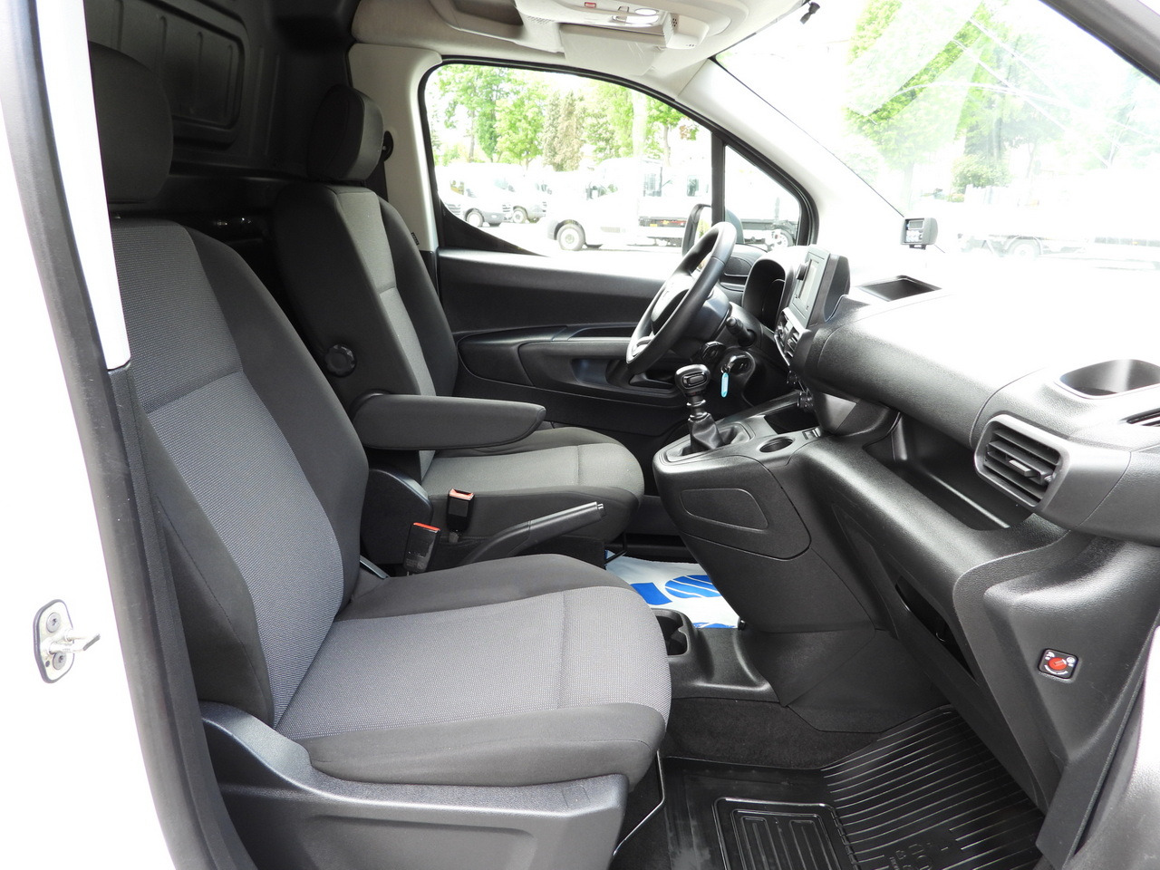 Фургон-рефрижератор TOYOTA PROACE CITY REFRIGERATOR VAN -15*C POWER SUPPLY 230V CRUISE CONTROL AIR CONDITIONING 100HP: фото 38 Фургон-рефрижератор TOYOTA PROACE CITY REFRIGERATOR VAN -15*C POWER SUPPLY 230V CRUISE CONTROL AIR CONDITIONING 100HP: фото 38