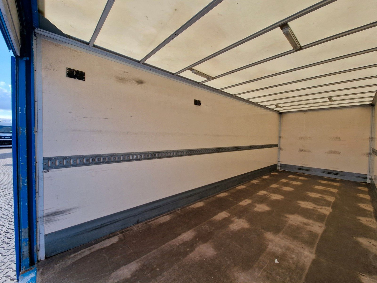 Грузовик с закрытым кузовом Iveco Eurocargo 100E22 / Ladebordwand / 3 Sitzen: фото 13