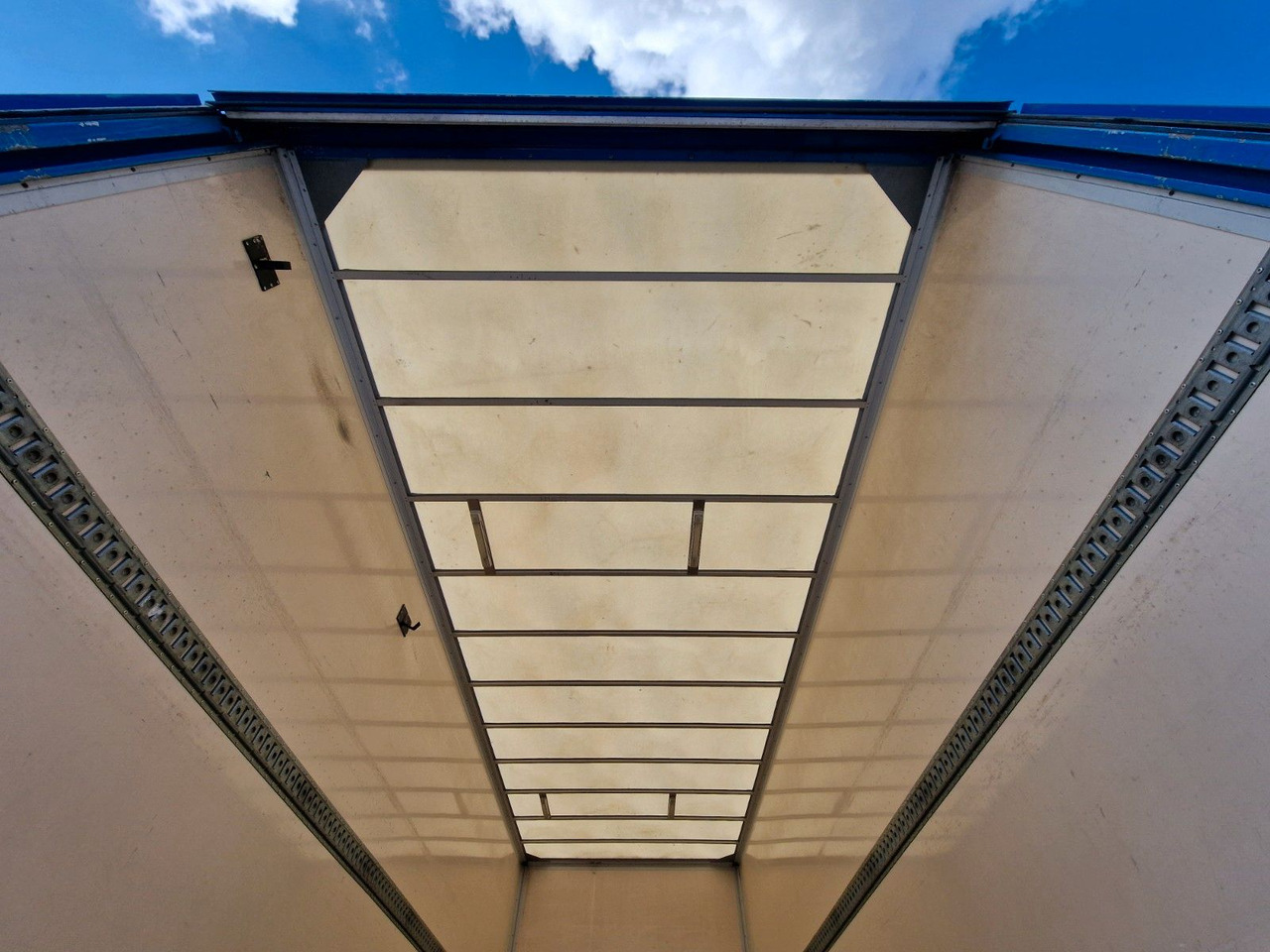 Грузовик с закрытым кузовом Iveco Eurocargo 100E22 / Ladebordwand / 3 Sitzen: фото 11