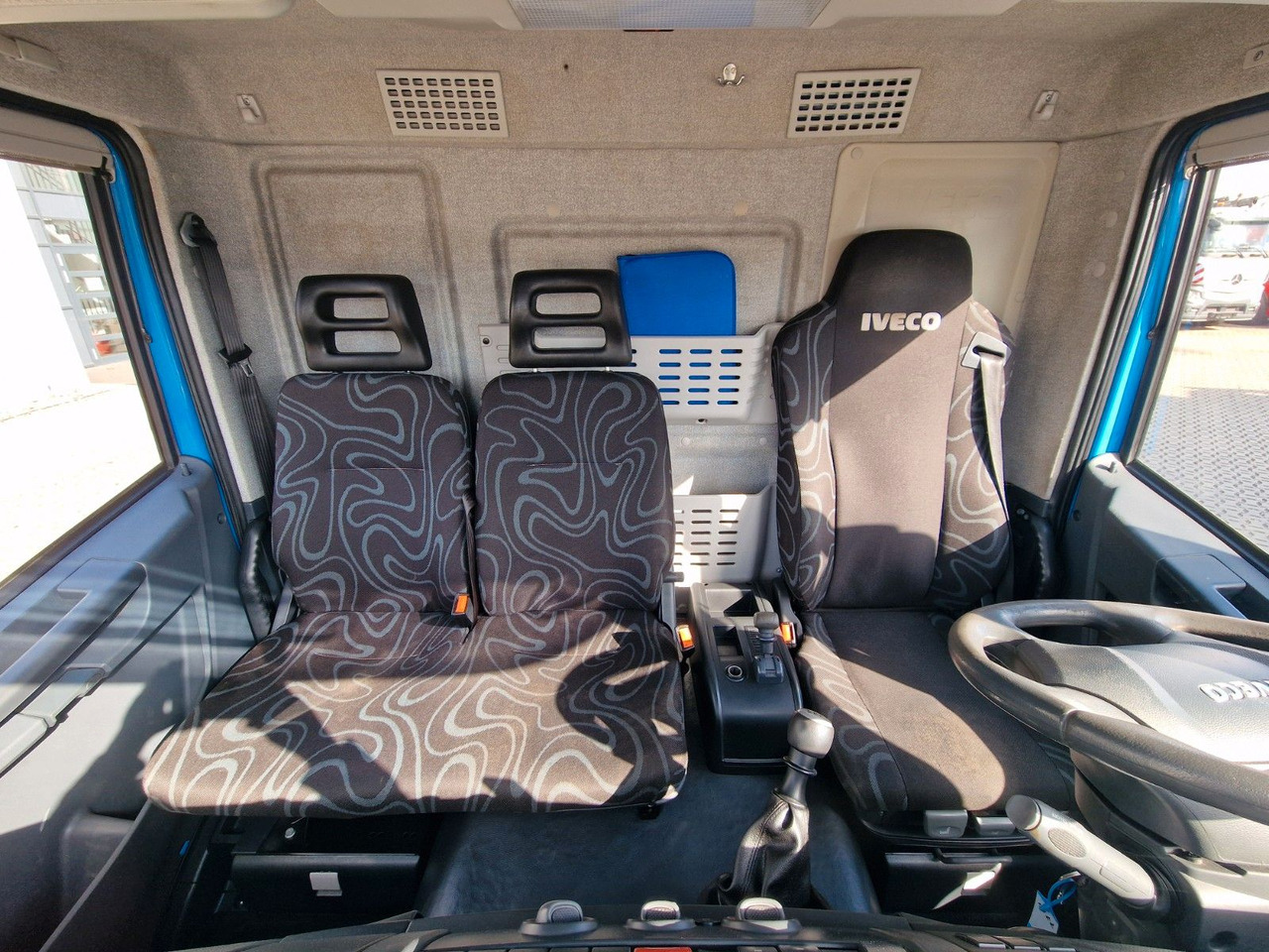 Грузовик с закрытым кузовом Iveco Eurocargo 100E22 / Ladebordwand / 3 Sitzen: фото 37