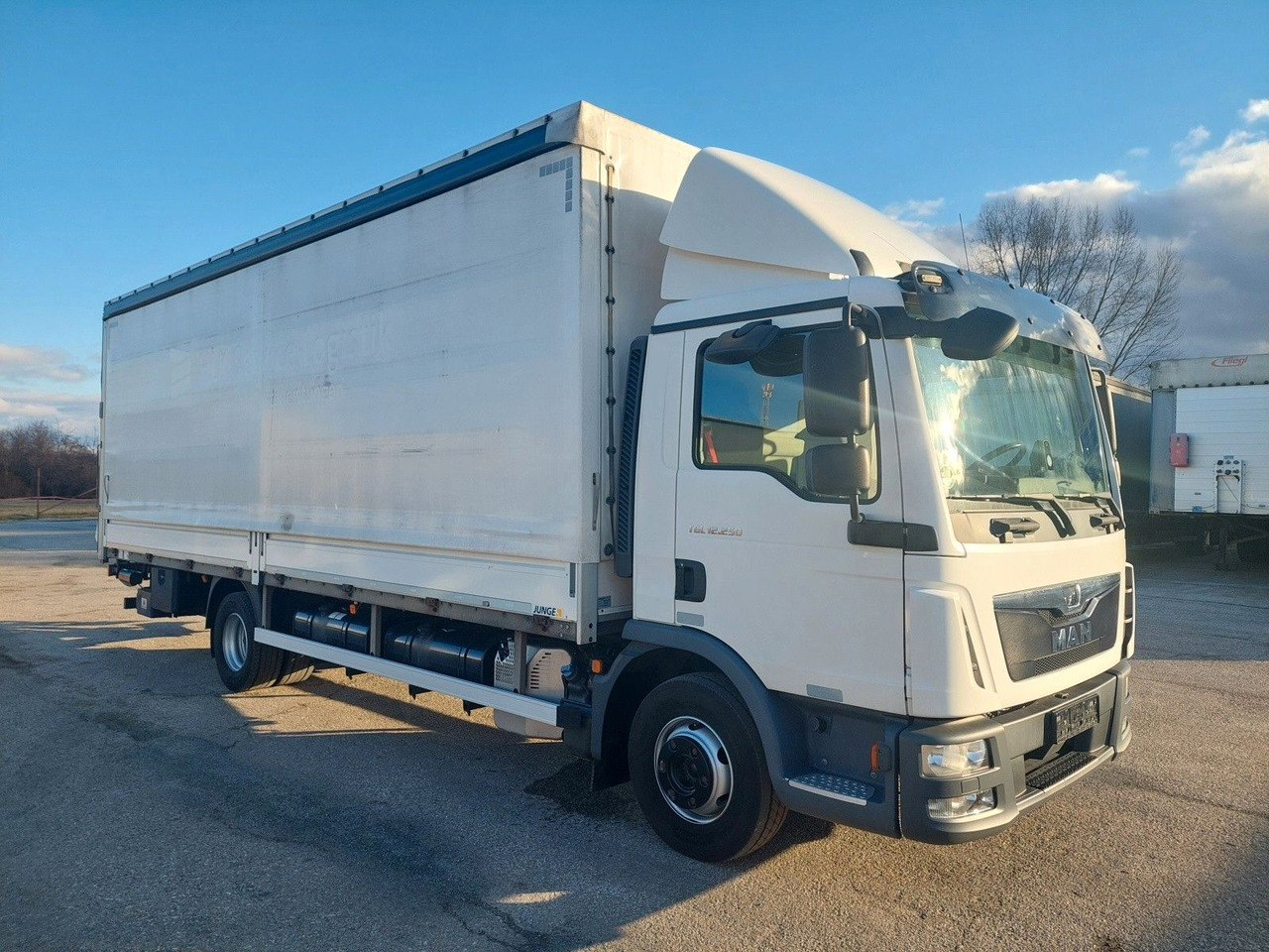 MAN TGL 12.250 BL 4x2 Edscha L 7,28 m - Тентованный грузовик: фото 2 MAN TGL 12.250 BL 4x2 Edscha L 7,28 m - Тентованный грузовик: фото 2