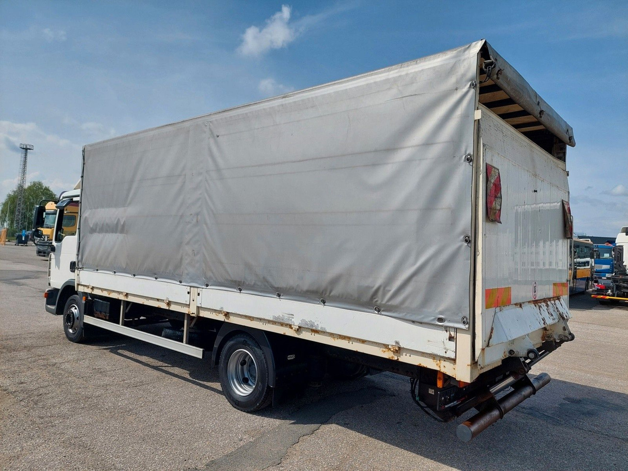 MAN TGL 8.180 4X2 BL - Тентованный грузовик: фото 3 MAN TGL 8.180 4X2 BL - Тентованный грузовик: фото 3