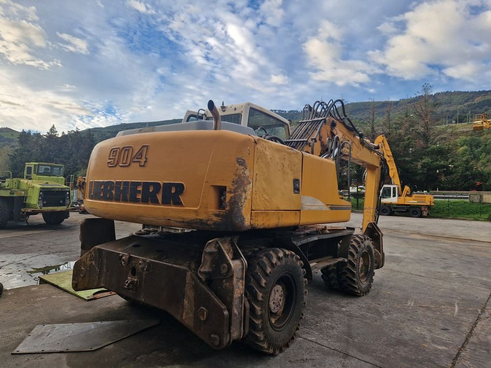 LIEBHERR A904C - Колёсный экскаватор: фото 3 LIEBHERR A904C - Колёсный экскаватор: фото 3