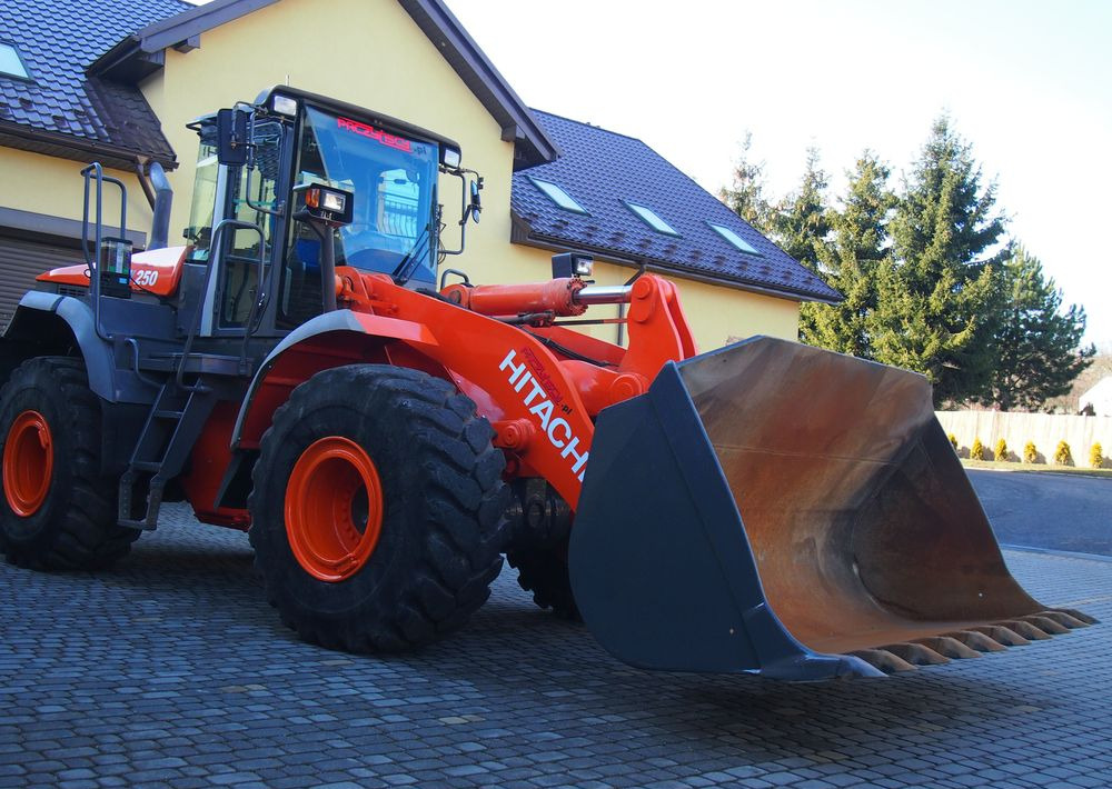 Ładowarka Hitachi ZW250 2010 Ładowarka Hitachi Waga, Centralne smarowanie - Колёсный погрузчик: фото 1 Ładowarka Hitachi ZW250 2010 Ładowarka Hitachi Waga, Centralne smarowanie - Колёсный погрузчик: фото 1