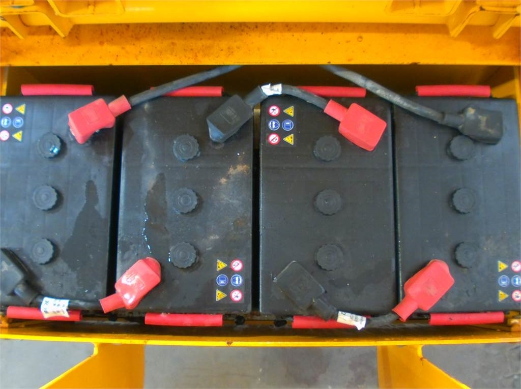 Haulotte Compact 12 - Ножничный подъемник: фото 5 Haulotte Compact 12 - Ножничный подъемник: фото 5