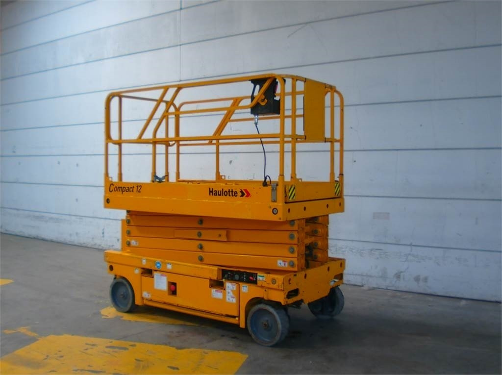 Haulotte Compact 12 - Ножничный подъемник: фото 3 Haulotte Compact 12 - Ножничный подъемник: фото 3