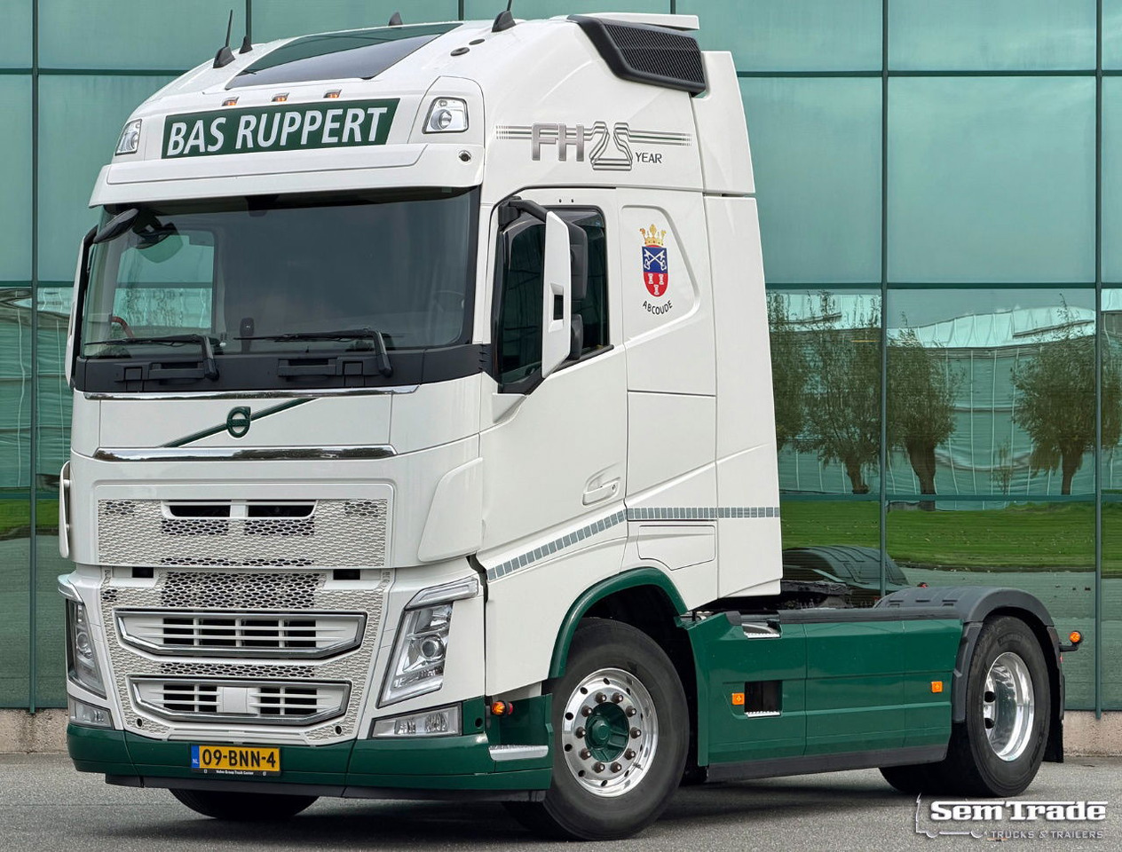 Volvo FH 13.460 I-Park Cool 25 Years Edition 2X Tanks NEW Clutch NEW Brakes Super Condition - Тягач: фото 1 Volvo FH 13.460 I-Park Cool 25 Years Edition 2X Tanks NEW Clutch NEW Brakes Super Condition - Тягач: фото 1