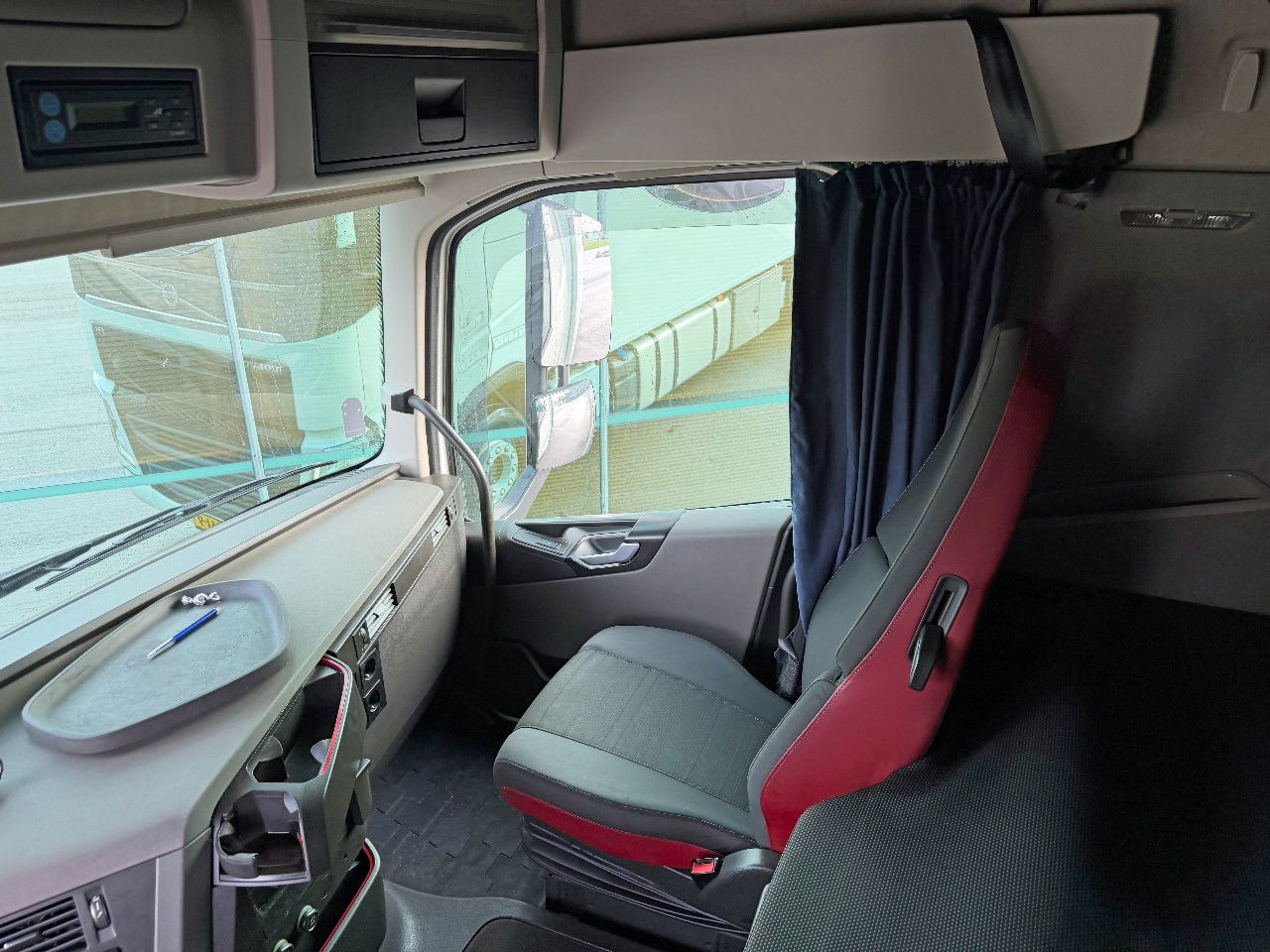 Рефрижератор Volvo FH 13.460 I-Park Cool Themo King UT-800 VAN Beurden BOX Tail Lift TOP Condition NL-Truck: фото 8 Рефрижератор Volvo FH 13.460 I-Park Cool Themo King UT-800 VAN Beurden BOX Tail Lift TOP Condition NL-Truck: фото 8