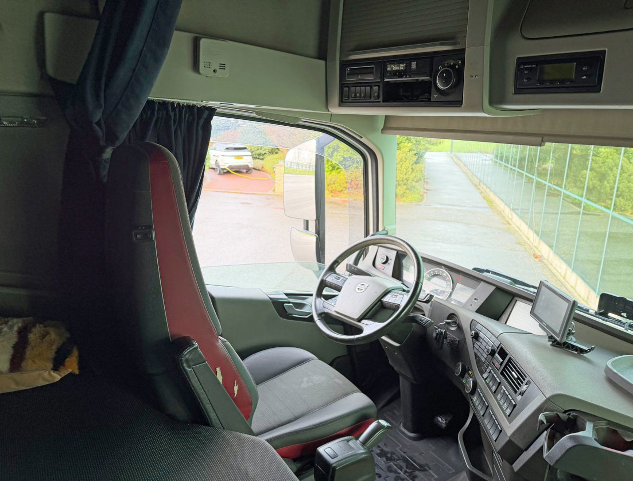 Рефрижератор Volvo FH 13.460 I-Park Cool Themo King UT-800 VAN Beurden BOX Tail Lift TOP Condition NL-Truck: фото 11 Рефрижератор Volvo FH 13.460 I-Park Cool Themo King UT-800 VAN Beurden BOX Tail Lift TOP Condition NL-Truck: фото 11