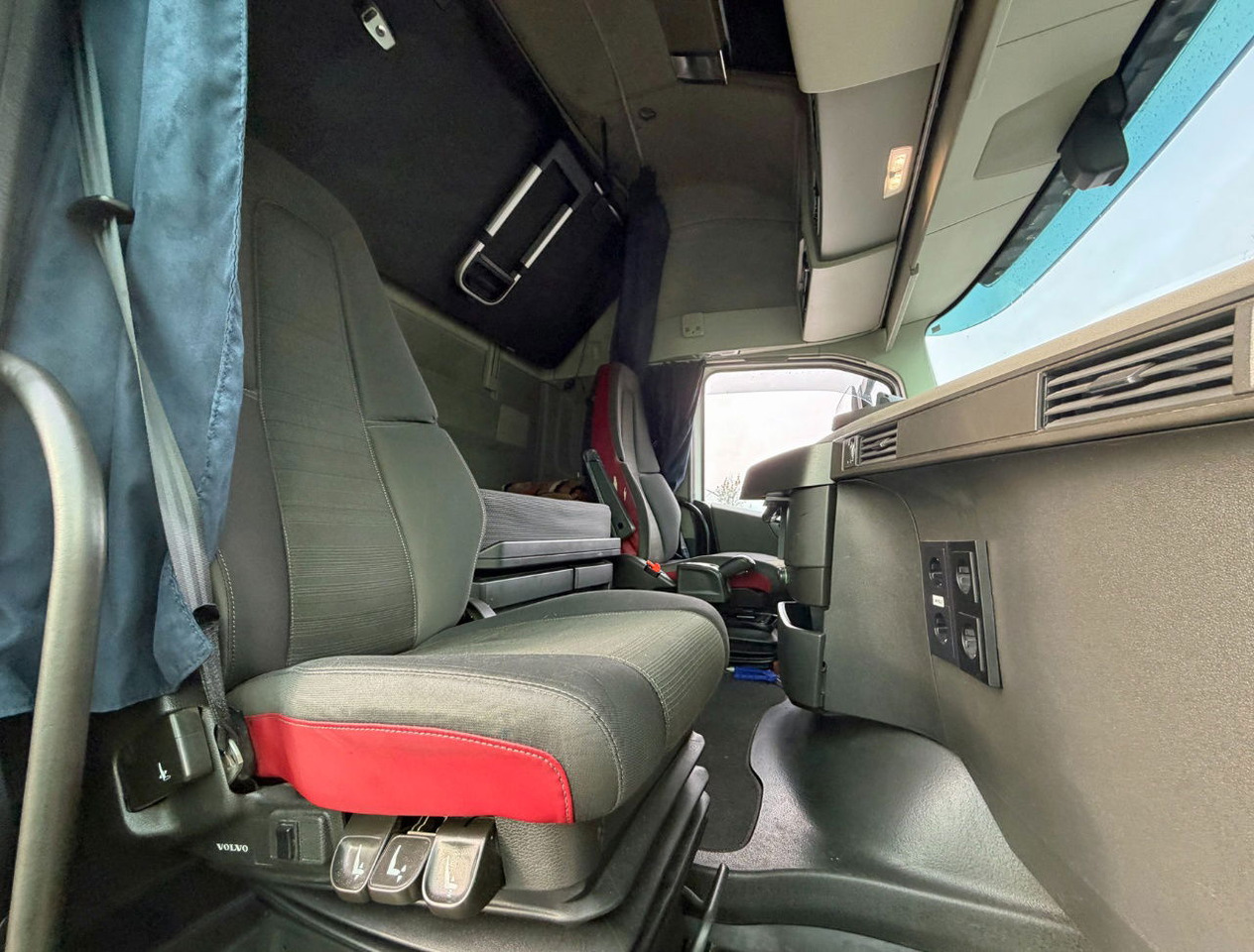 Рефрижератор Volvo FH 13.460 I-Park Cool Themo King UT-800 VAN Beurden BOX Tail Lift TOP Condition NL-Truck: фото 13 Рефрижератор Volvo FH 13.460 I-Park Cool Themo King UT-800 VAN Beurden BOX Tail Lift TOP Condition NL-Truck: фото 13