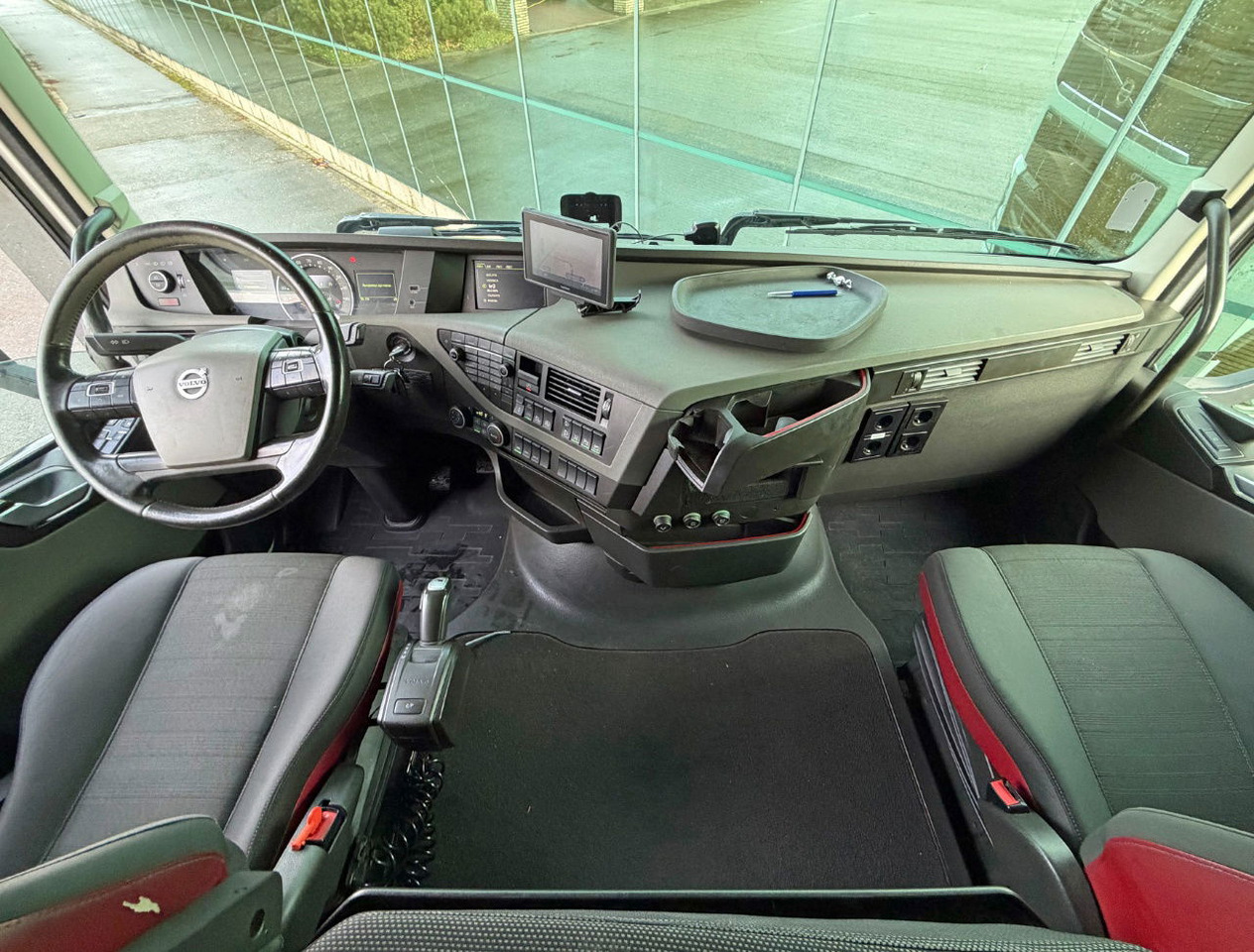 Рефрижератор Volvo FH 13.460 I-Park Cool Themo King UT-800 VAN Beurden BOX Tail Lift TOP Condition NL-Truck: фото 9 Рефрижератор Volvo FH 13.460 I-Park Cool Themo King UT-800 VAN Beurden BOX Tail Lift TOP Condition NL-Truck: фото 9