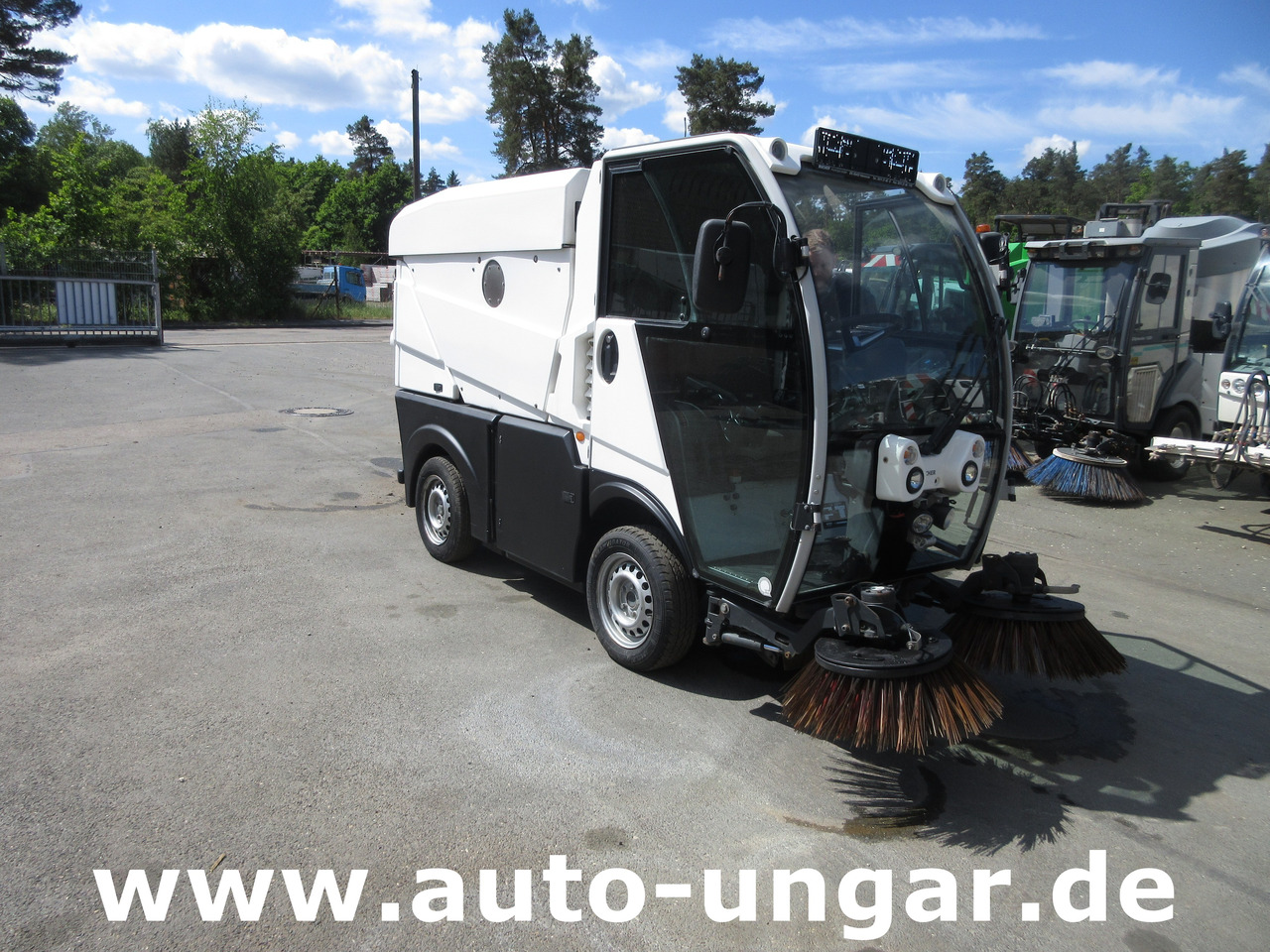 BUCHER CC 1000 Kleinkehrmaschine CityCat 4-Rad Lenkung - Промышленная подметальная машина: фото 3 BUCHER CC 1000 Kleinkehrmaschine CityCat 4-Rad Lenkung - Промышленная подметальная машина: фото 3