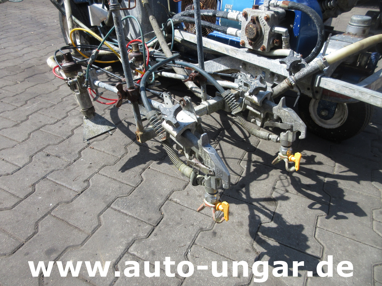 Graco LineLazer IV 250 SPS selbstfahrend Airless Perlen Roadmarking Straßenmarkierung - Асфальтоукладочная техника: фото 3 Graco LineLazer IV 250 SPS selbstfahrend Airless Perlen Roadmarking Straßenmarkierung - Асфальтоукладочная техника: фото 3