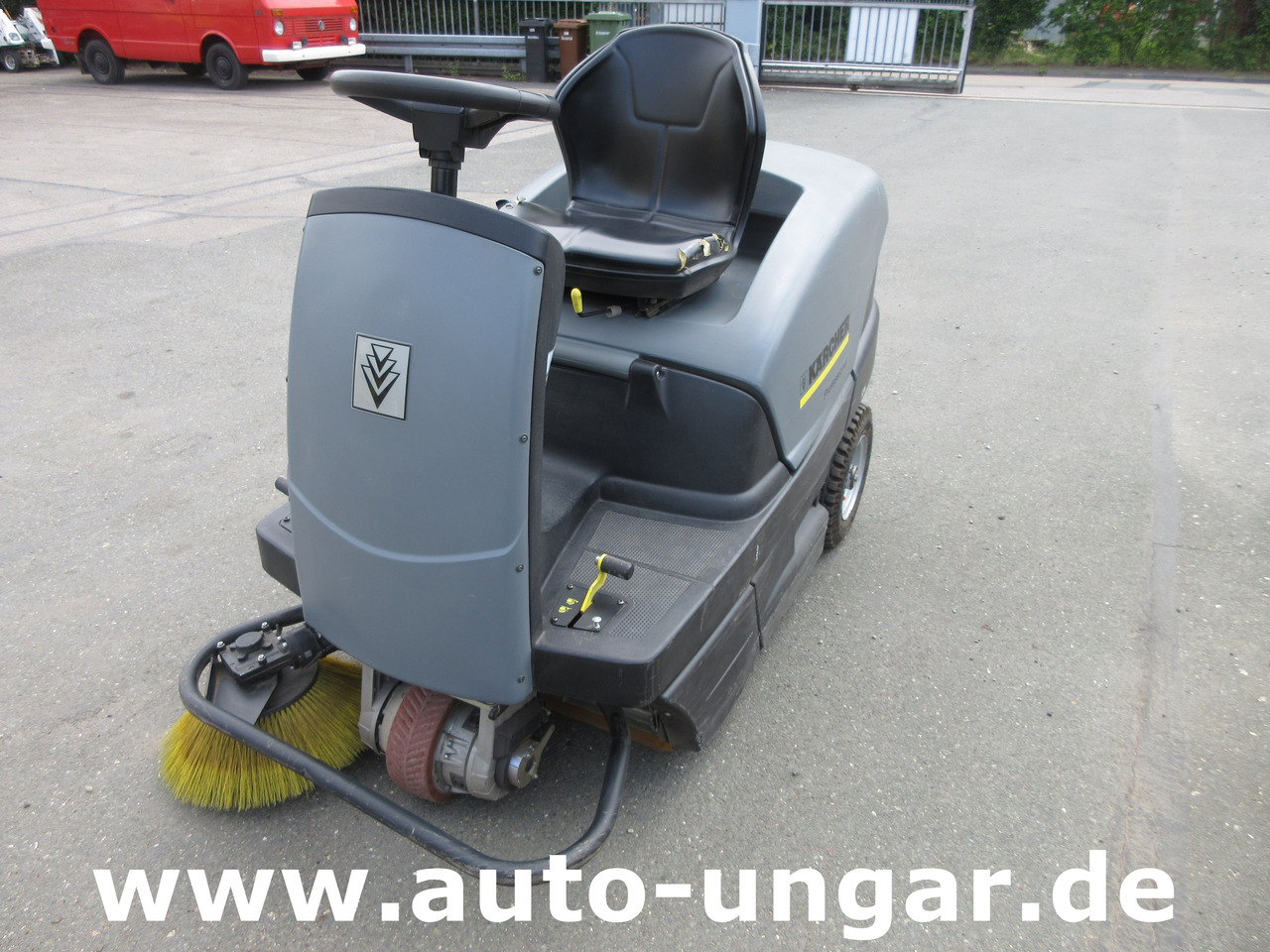 KÄRCHER KM 100/100 RBP Pack 1.280-112.0 elektrische Parkplatzkehrmaschine Hallenkehrmaschine Elektro - Подметально-уборочная машина: фото 2 KÄRCHER KM 100/100 RBP Pack 1.280-112.0 elektrische Parkplatzkehrmaschine Hallenkehrmaschine Elektro - Подметально-уборочная машина: фото 2