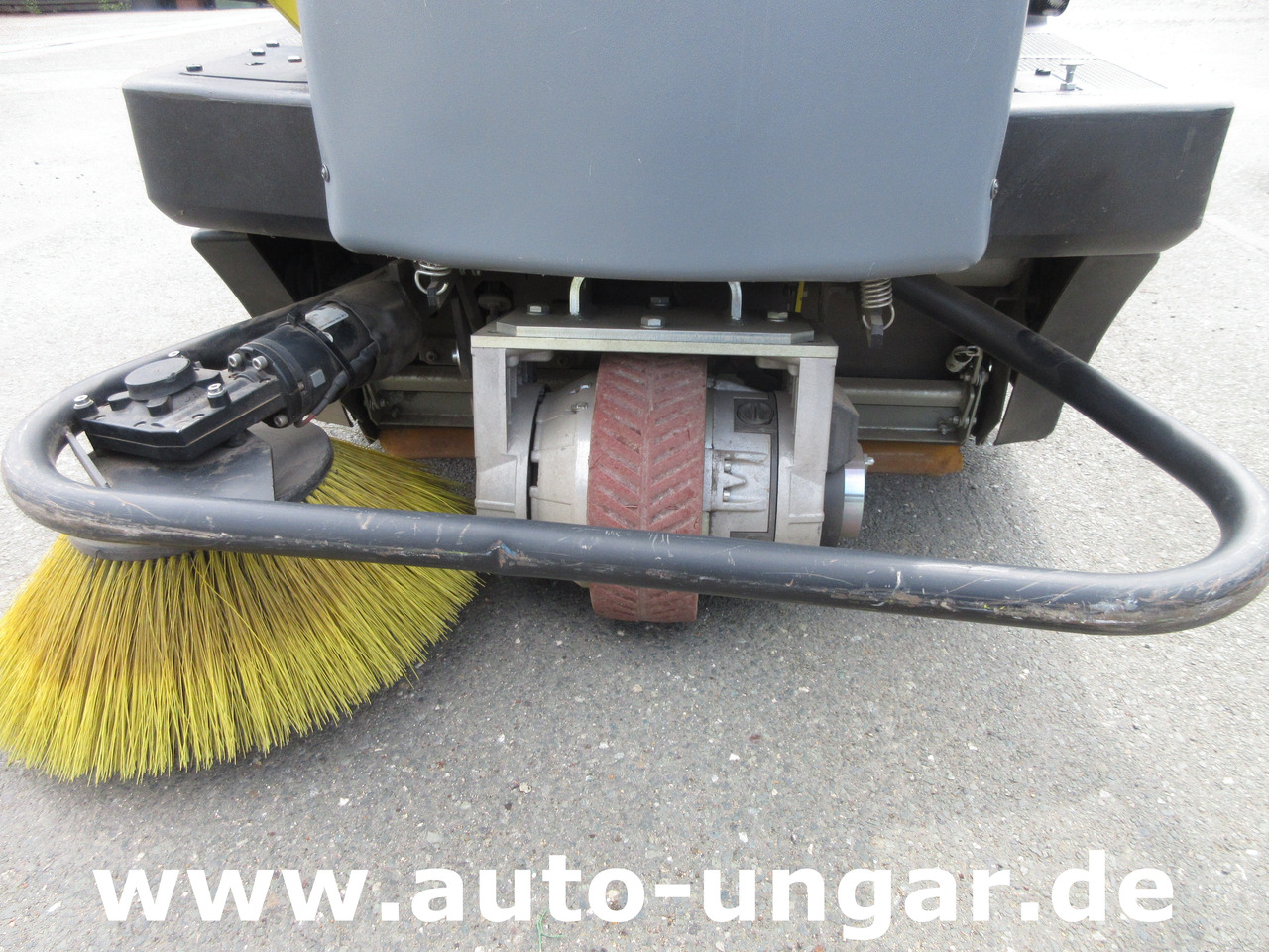 KÄRCHER KM 100/100 RBP Pack 1.280-112.0 elektrische Parkplatzkehrmaschine Hallenkehrmaschine Elektro - Подметально-уборочная машина: фото 3 KÄRCHER KM 100/100 RBP Pack 1.280-112.0 elektrische Parkplatzkehrmaschine Hallenkehrmaschine Elektro - Подметально-уборочная машина: фото 3