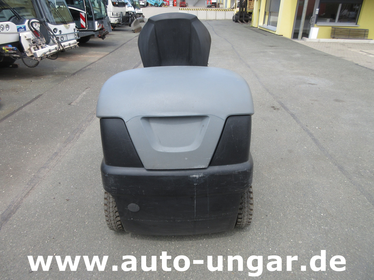 KÄRCHER KM 100/100 RBP Pack 1.280-112.0 elektrische Parkplatzkehrmaschine Hallenkehrmaschine Elektro - Подметально-уборочная машина: фото 4 KÄRCHER KM 100/100 RBP Pack 1.280-112.0 elektrische Parkplatzkehrmaschine Hallenkehrmaschine Elektro - Подметально-уборочная машина: фото 4