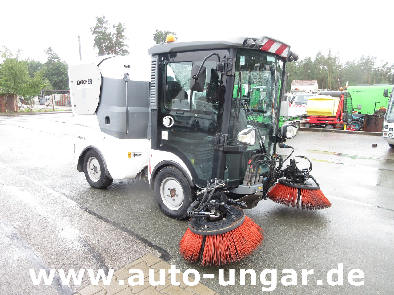 KÄRCHER MC130 Advanced Kehrmaschine Geräteträger 4x4 Kommunalfahrzeug MIC 130 Professional - Подметально-уборочная машина: фото 1 KÄRCHER MC130 Advanced Kehrmaschine Geräteträger 4x4 Kommunalfahrzeug MIC 130 Professional - Подметально-уборочная машина: фото 1