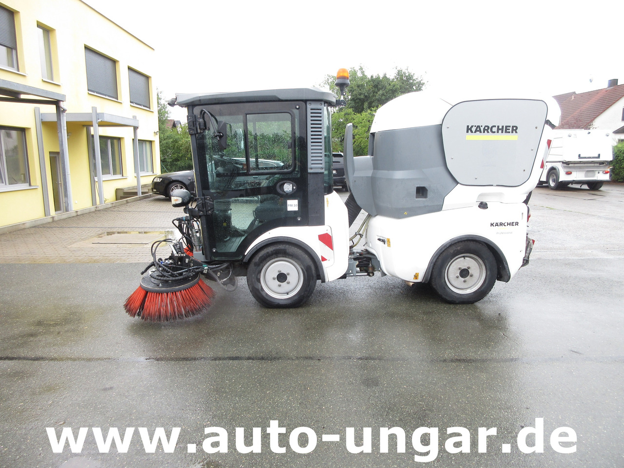 KÄRCHER MC130 Advanced Kehrmaschine Geräteträger 4x4 Kommunalfahrzeug MIC 130 Professional - Подметально-уборочная машина: фото 4 KÄRCHER MC130 Advanced Kehrmaschine Geräteträger 4x4 Kommunalfahrzeug MIC 130 Professional - Подметально-уборочная машина: фото 4