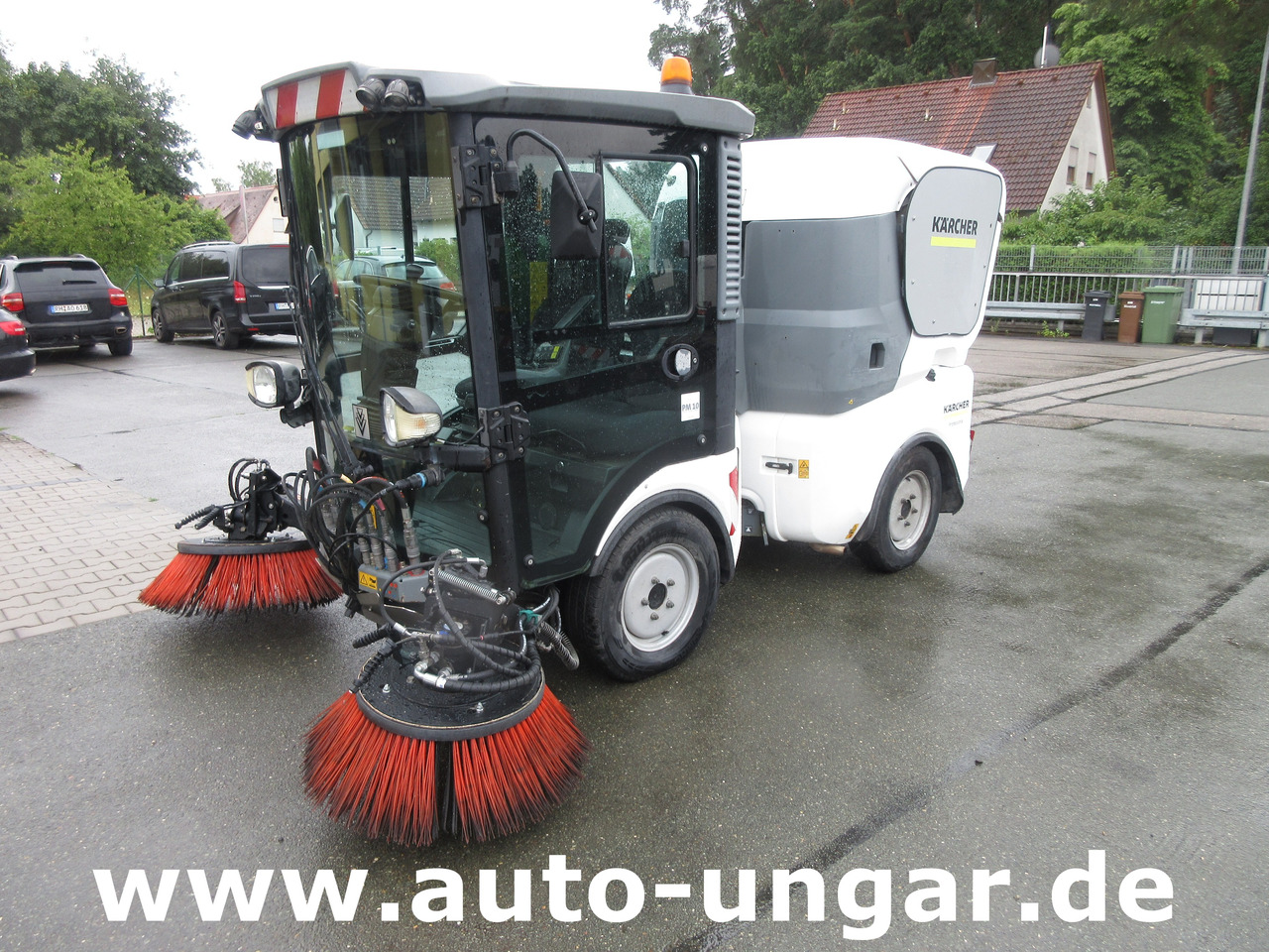 KÄRCHER MC130 Advanced Kehrmaschine Geräteträger 4x4 Kommunalfahrzeug MIC 130 Professional - Подметально-уборочная машина: фото 3 KÄRCHER MC130 Advanced Kehrmaschine Geräteträger 4x4 Kommunalfahrzeug MIC 130 Professional - Подметально-уборочная машина: фото 3