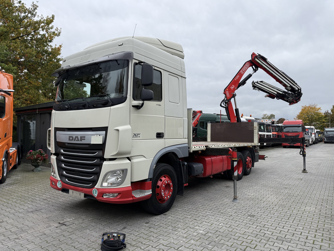 Daf XF440 6X2 Fassi 235 mit Jib bis 24.50 Meter - Грузовик бортовой/ Платформа, Автоманипулятор: фото 1 Daf XF440 6X2 Fassi 235 mit Jib bis 24.50 Meter - Грузовик бортовой/ Платформа, Автоманипулятор: фото 1