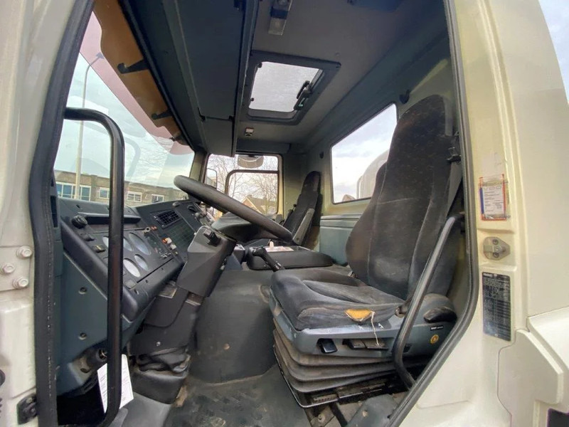 Фото интерьера 1: DAF 65CF-240 / FULL STEEL / POMP / 3 COMPARTIMENTS / 8350 LITER / ONLY:25969 KM / EURO-2 / MANUAL / GOOD CONDITION в лизинг DAF 65CF-240 / FULL STEEL / POMP / 3 COMPARTIMENTS / 8350 LITER / ONLY:25969 KM / EURO-2 / MANUAL / GOOD CONDITION