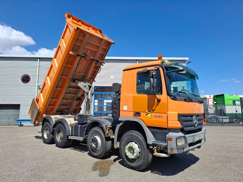 Mercedes-Benz Actros 4141 / 3SIDE MEILLER TIPPER / FULL-STEEL / DRUM BRAKES / ONLY:535937 KM / 2XSTEERING AXLE / AIRCO / AUTOMATIC / EURO-3 / - Самосвал: фото 5 Mercedes-Benz Actros 4141 / 3SIDE MEILLER TIPPER / FULL-STEEL / DRUM BRAKES / ONLY:535937 KM / 2XSTEERING AXLE / AIRCO / AUTOMATIC / EURO-3 / - Самосвал: фото 5