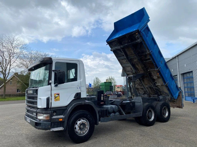 Scania 114-340 / 6X4 / 2 SIDE TIPPER / BIG AXLE / FULL-STEEL / DRUM BRAKES / MANUAL / 1999 - Самосвал: фото 2 Scania 114-340 / 6X4 / 2 SIDE TIPPER / BIG AXLE / FULL-STEEL / DRUM BRAKES / MANUAL / 1999 - Самосвал: фото 2