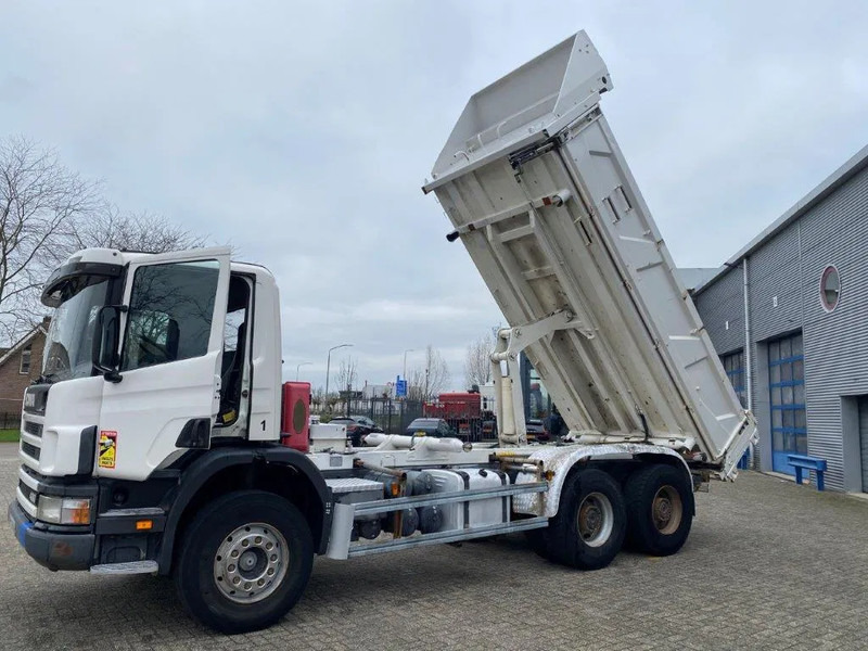 Scania 124-400 / 6X4 / RETARDER / BIG AXLE / FULL STEEL / 2SIDE TIPPER / OLD TACHO / AIRCO / MANUAL / EURO-2 / 2000 - Самосвал: фото 2 Scania 124-400 / 6X4 / RETARDER / BIG AXLE / FULL STEEL / 2SIDE TIPPER / OLD TACHO / AIRCO / MANUAL / EURO-2 / 2000 - Самосвал: фото 2
