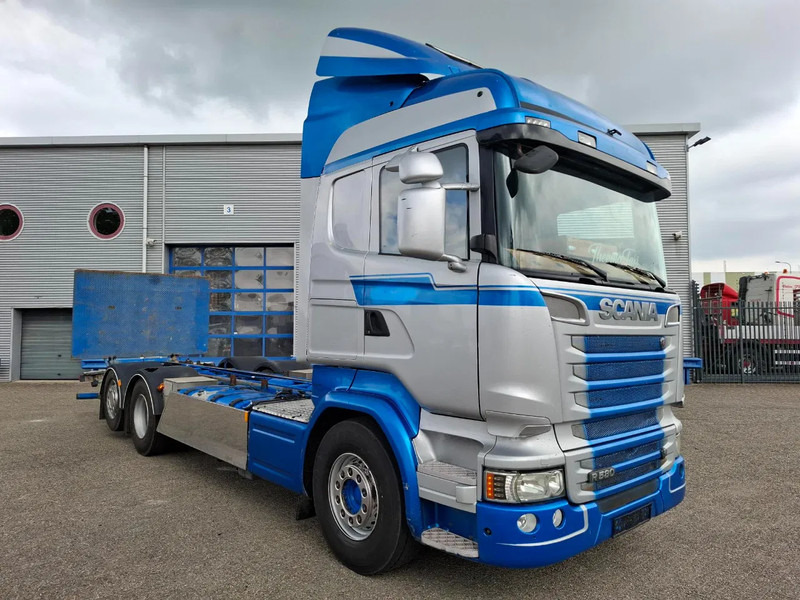Scania R580 V8 / RETARDER / LIFT+LENKACHSE / FULL-AIR / PLATFORM 2000 KG / LEATHER / AIRCO / AUTOMATIC / EURO-6 / 2014 - Грузовик-шасси: фото 2 Scania R580 V8 / RETARDER / LIFT+LENKACHSE / FULL-AIR / PLATFORM 2000 KG / LEATHER / AIRCO / AUTOMATIC / EURO-6 / 2014 - Грузовик-шасси: фото 2