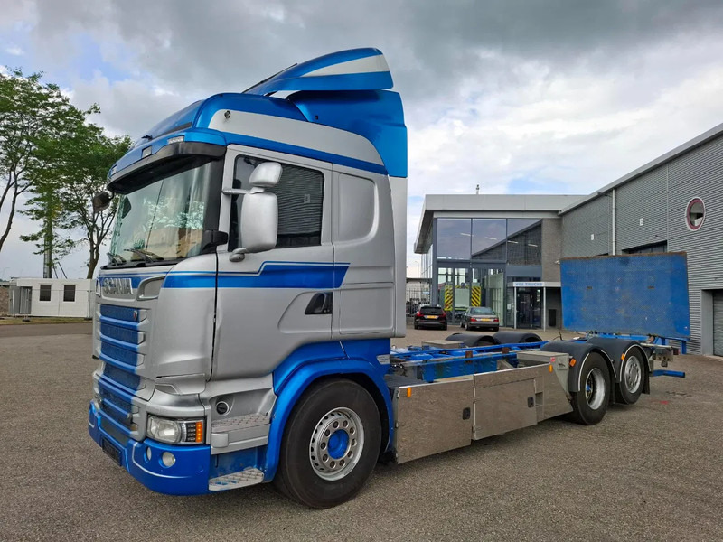 Scania R580 V8 / RETARDER / LIFT+LENKACHSE / FULL-AIR / PLATFORM 2000 KG / LEATHER / AIRCO / AUTOMATIC / EURO-6 / 2014 - Грузовик-шасси: фото 1 Scania R580 V8 / RETARDER / LIFT+LENKACHSE / FULL-AIR / PLATFORM 2000 KG / LEATHER / AIRCO / AUTOMATIC / EURO-6 / 2014 - Грузовик-шасси: фото 1